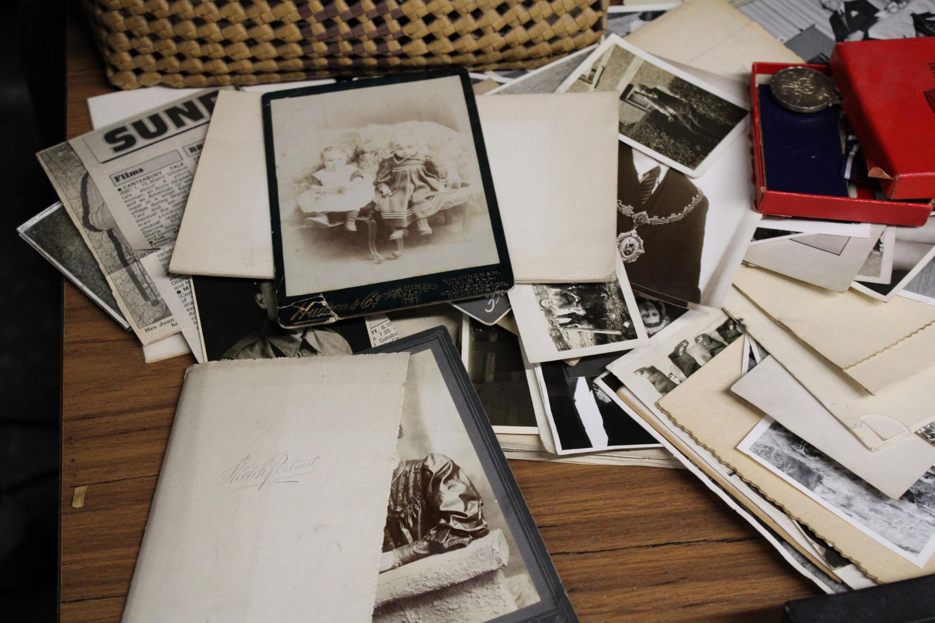 A QUANTITY OF ANTIQUE AND VINTAGE PHOTOGRAPHS - Image 3 of 3