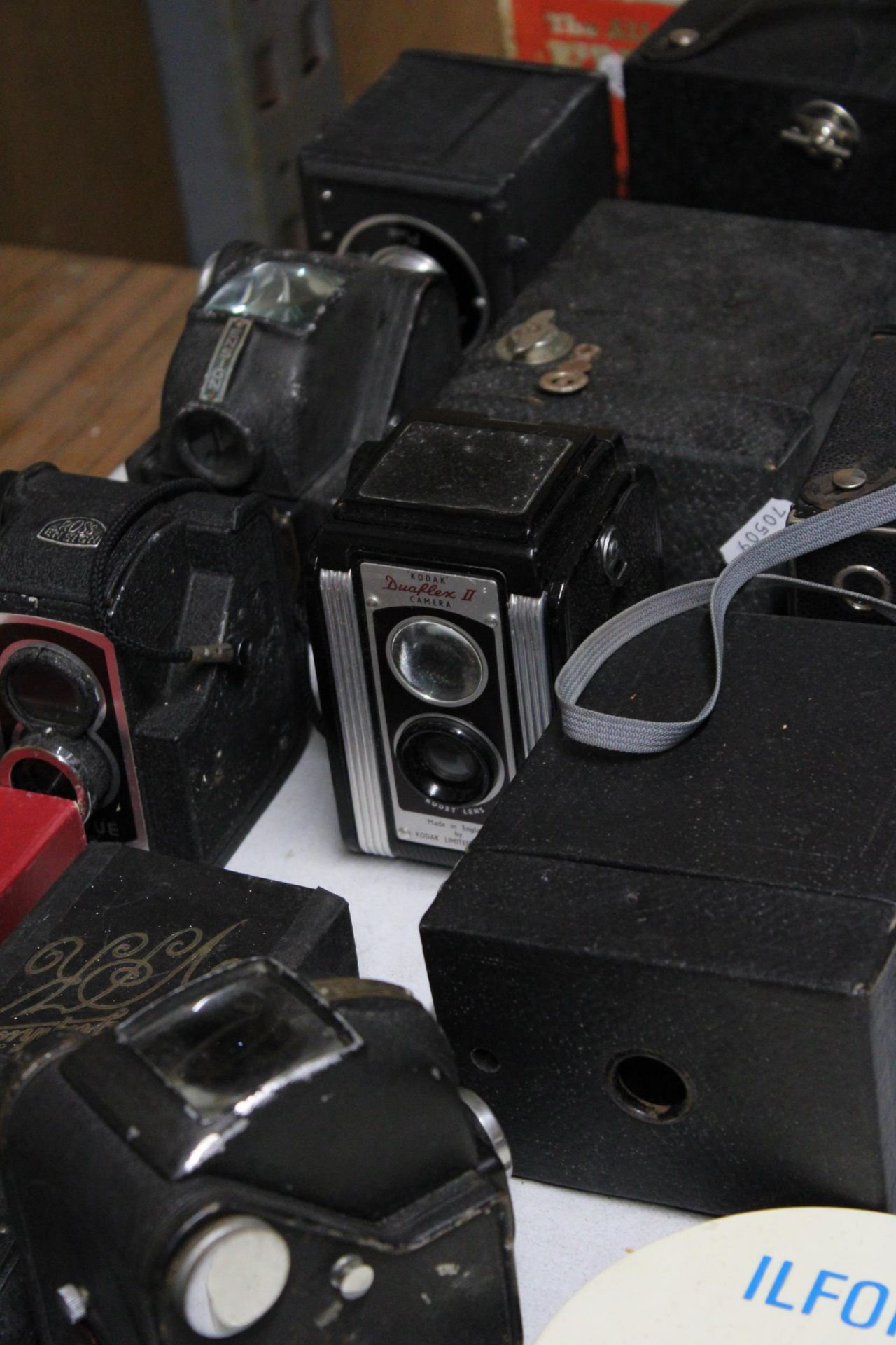A LARGE COLLECTION OF VINTAGE CAMERAS TO INCLUDE ROSS ENSIGN, KODAK ETC - Image 3 of 3
