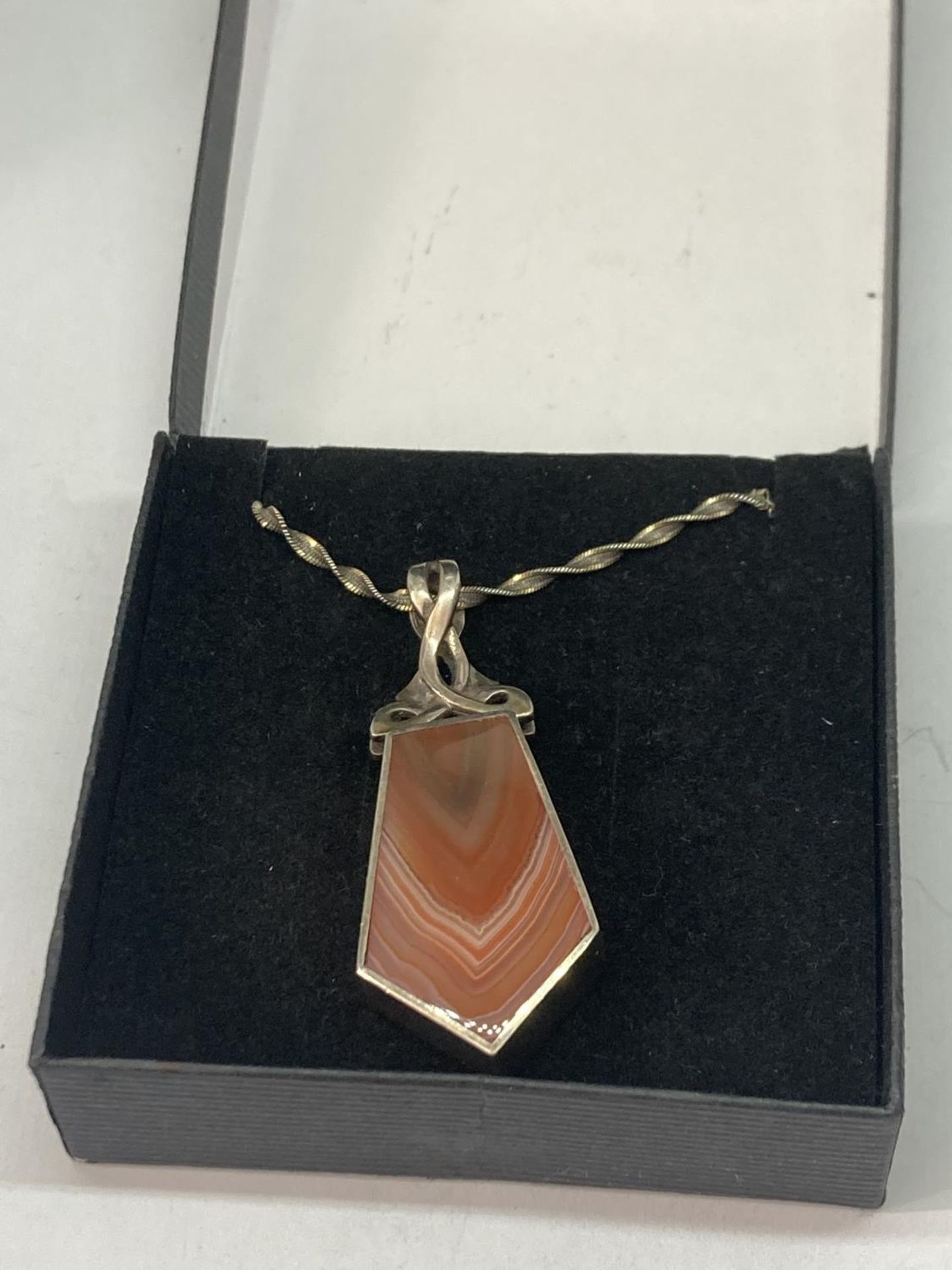 A SILVER AND AGATE NECKLACE