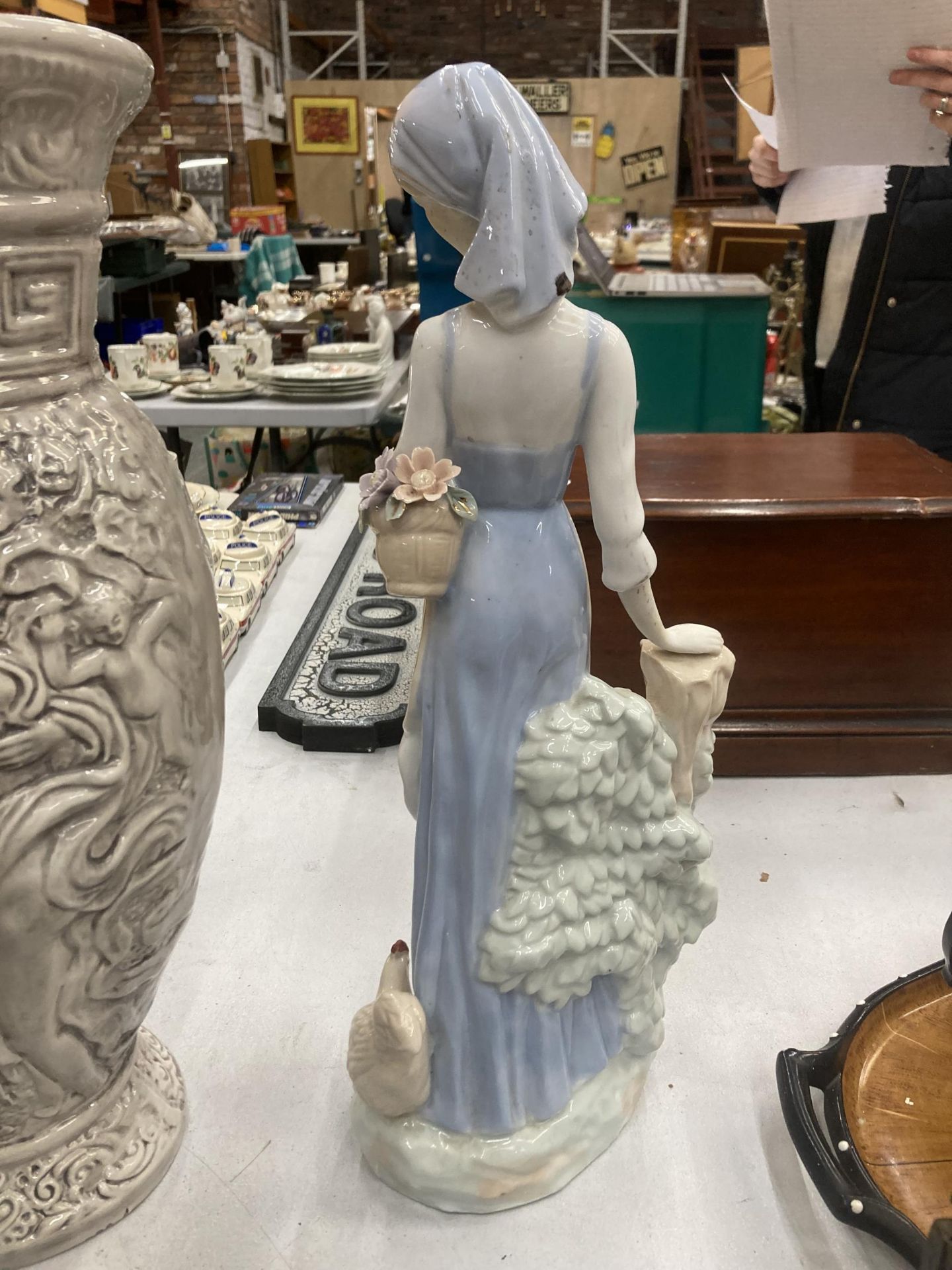 A LARGE CERAMIC FIGURE OF A LADY, HEIGHT APPROX 45CM - Image 3 of 3