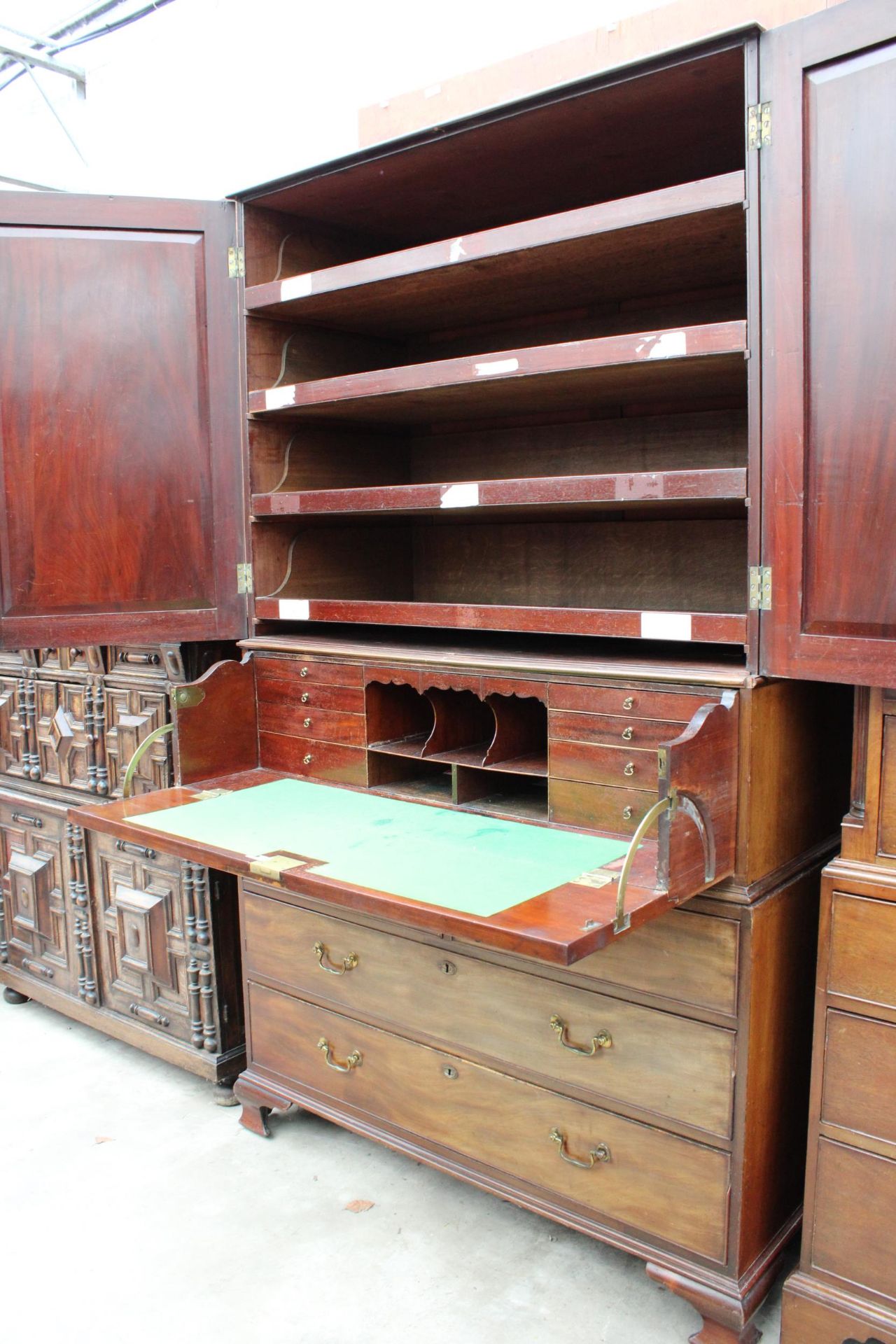 A NINETEENTH CENTURY MAHOGANY AND INLAID PRESS SECRETAIRE WITH TWO SHAM AND TWO LONG DRAWERS TO - Image 4 of 5