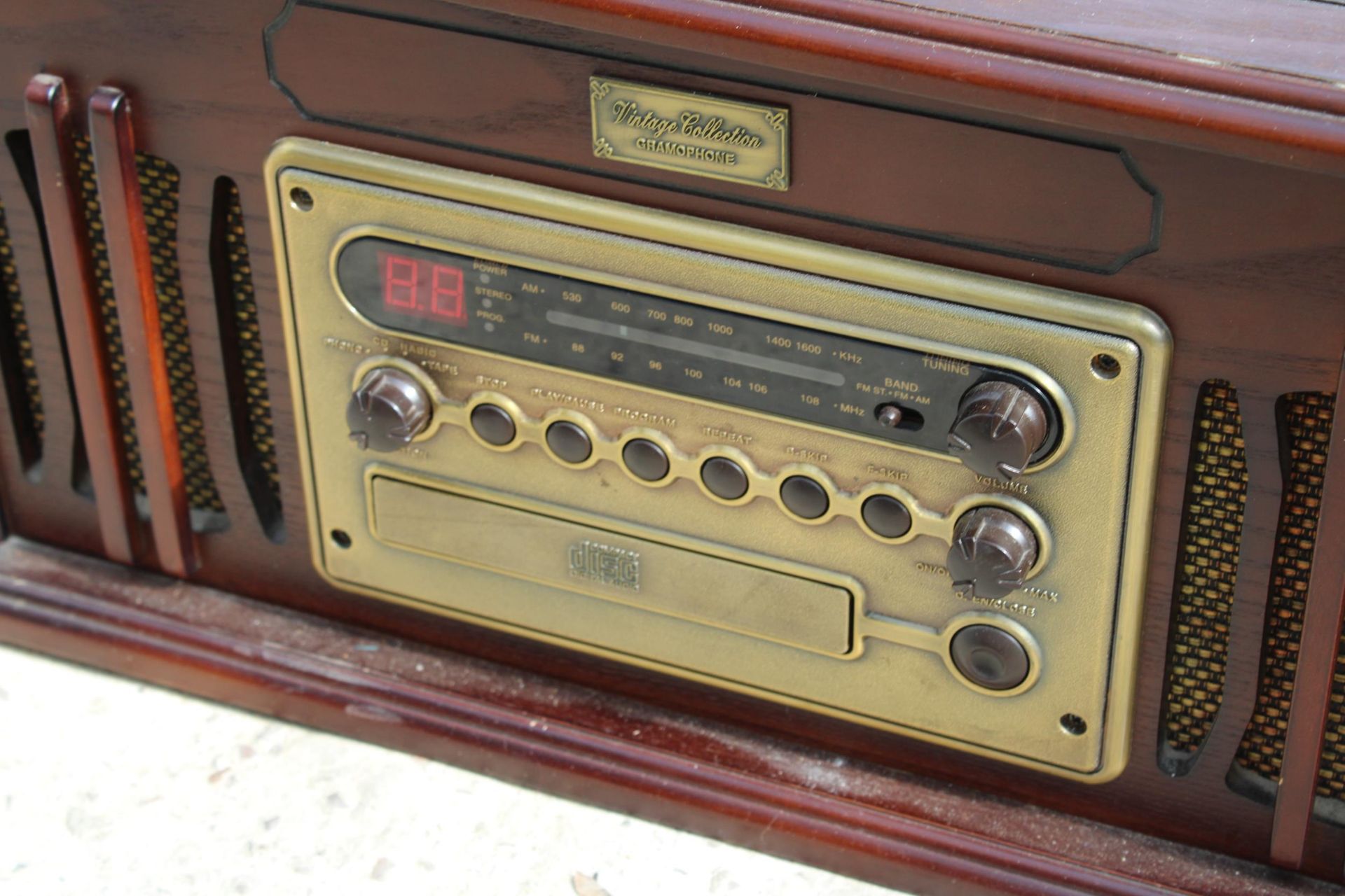 A RETRO STYLE RECORD PLAYER - Image 2 of 3