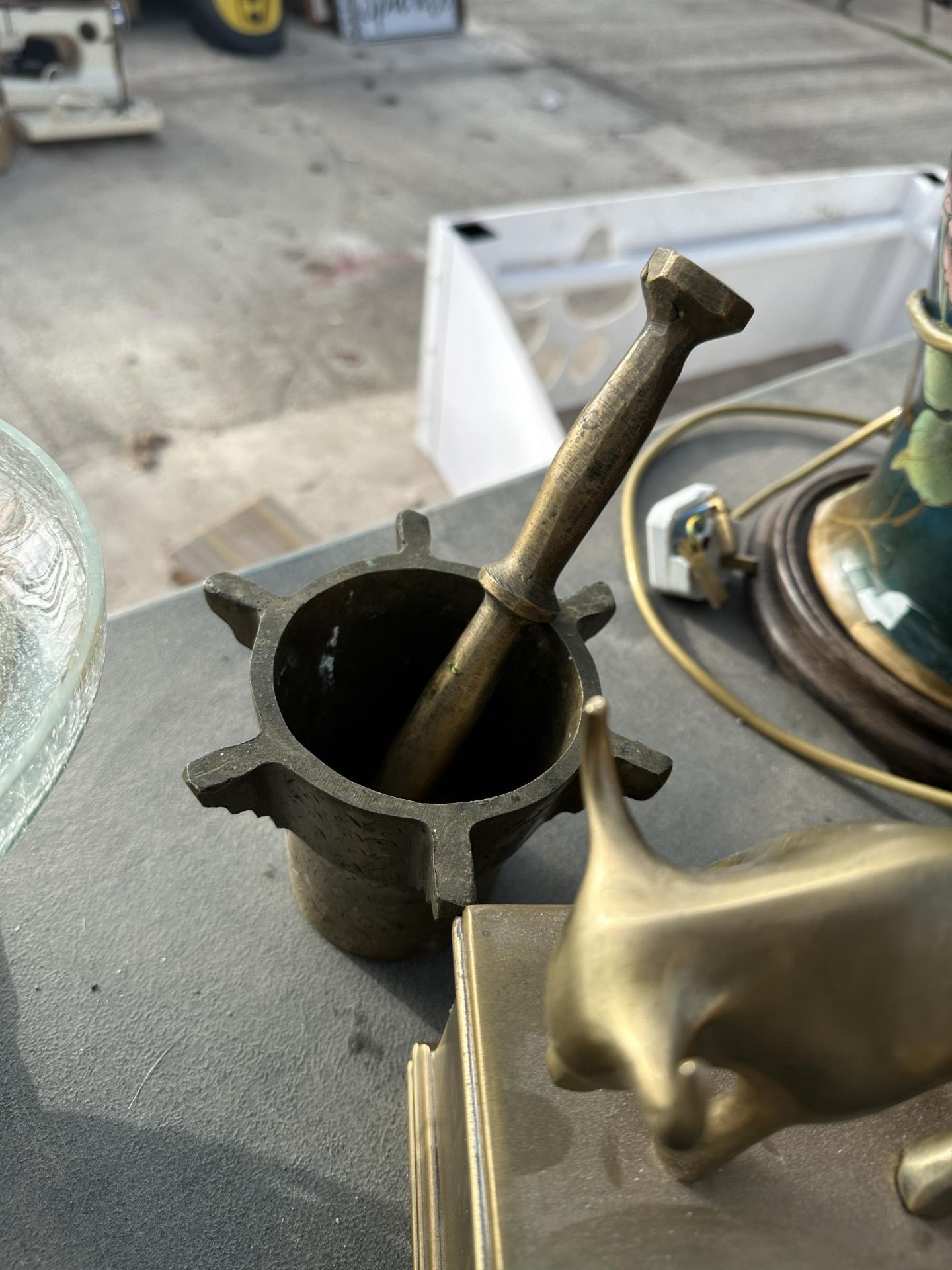 AN ASSORTMENT OF ITEMS TO INCLUDE AN INDIAN BRASS PESTEL AND MORTOR, BOOK ENDS AND A GLASS BOWL WITH - Image 2 of 3