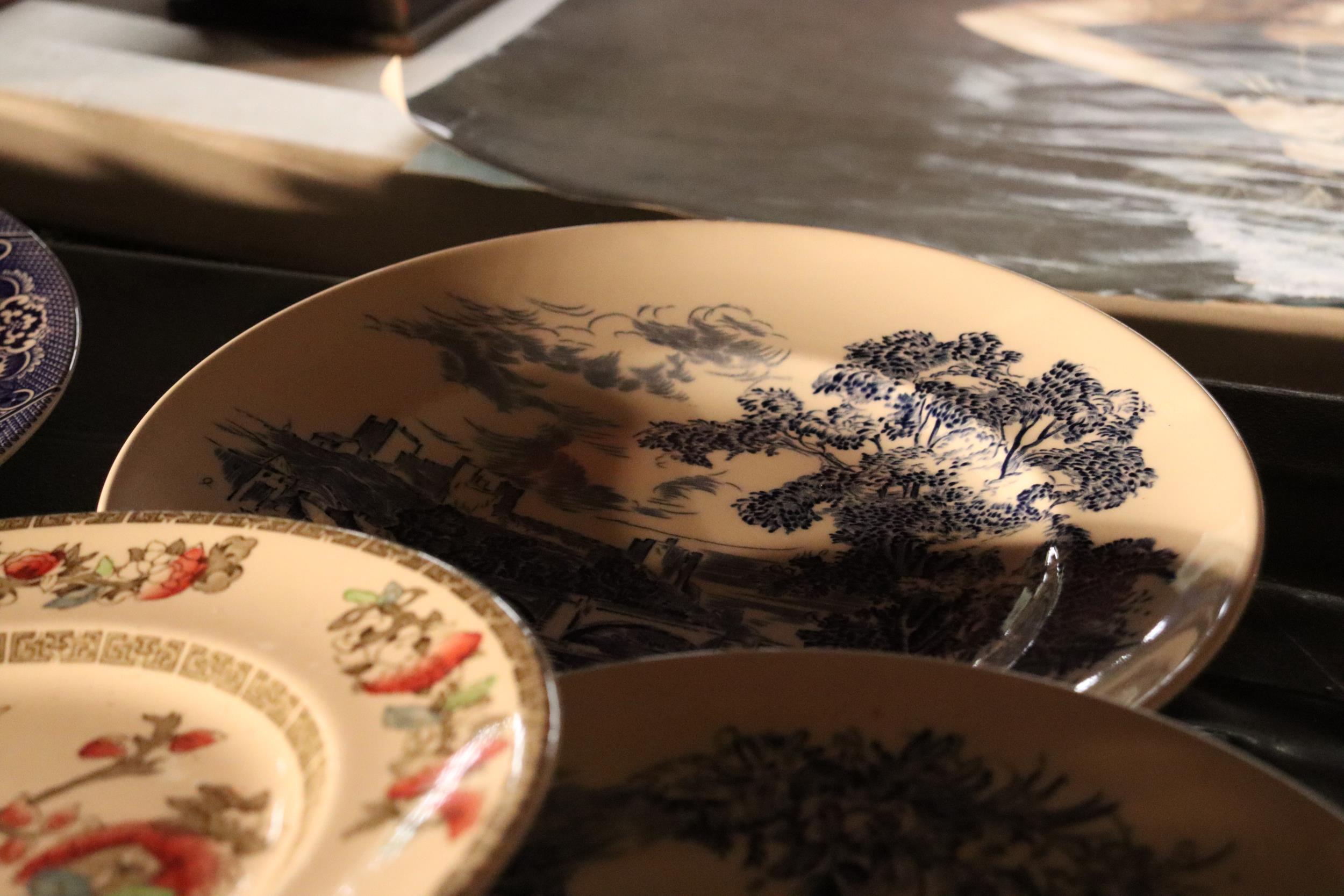 A COLELCTION OF BLUE AND WHITE PLATES TO INCLUDE WEDGWOOD, WILLOW PATTERN, ETC - Image 9 of 12