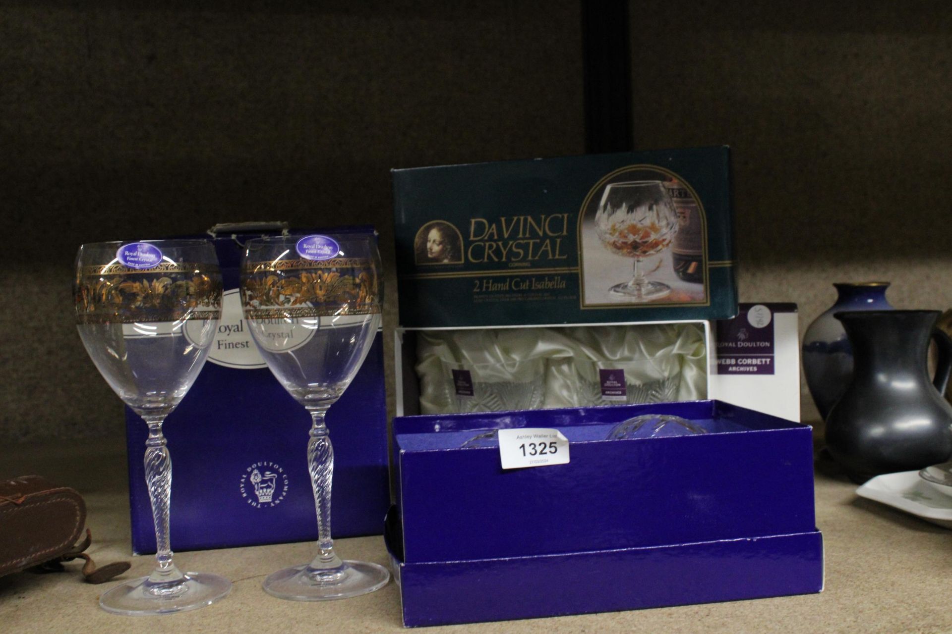 A COLLECTION OF BOXED CUTGLASS TO INCLUDE DAVINCI CRYSTAL AND ROYAL DOULTON