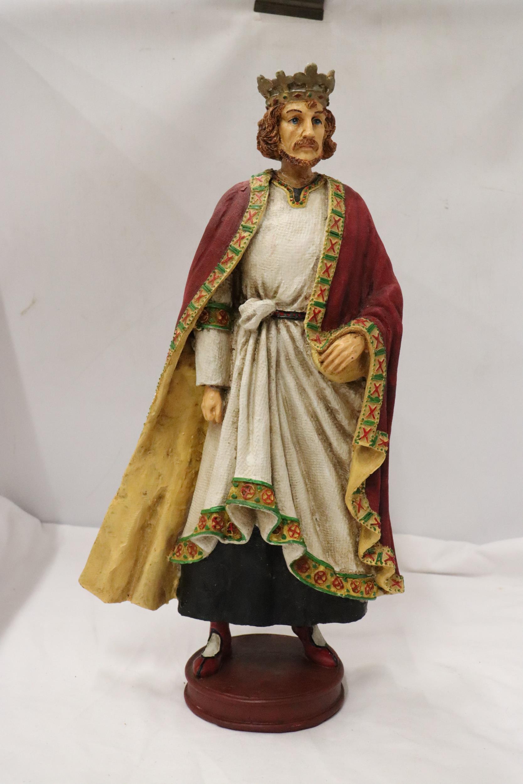 A KING JOHN OF ENGLAND FIGURINE, HEIGHT 46CM - Bild 5 aus 5