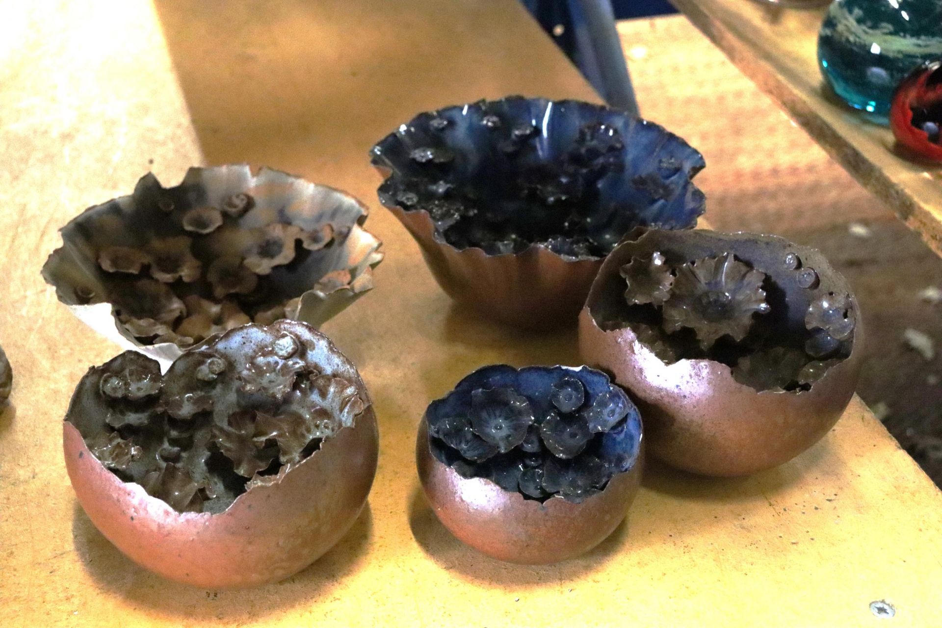 A COLLECTION OF STUDIO POTTERY SHELLS WITH FOLIAGE/FLOWER DESIGN MARKED CP TO BASE (5 IN TOTAL)