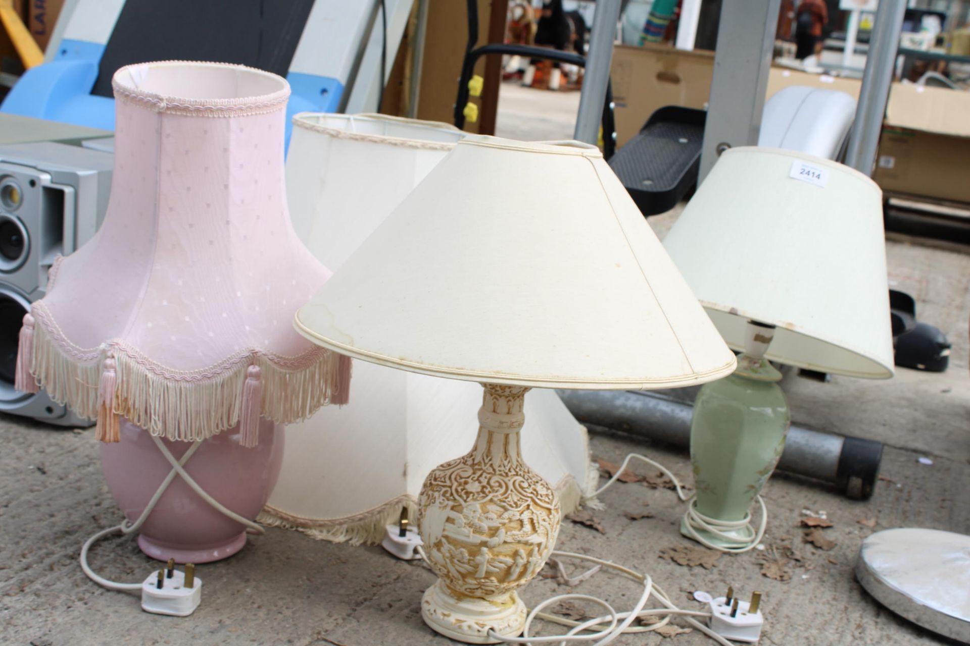 FOUR TABLE LAMPS WITH SHADES AND TWO STANDARD LAMPS - Image 3 of 4