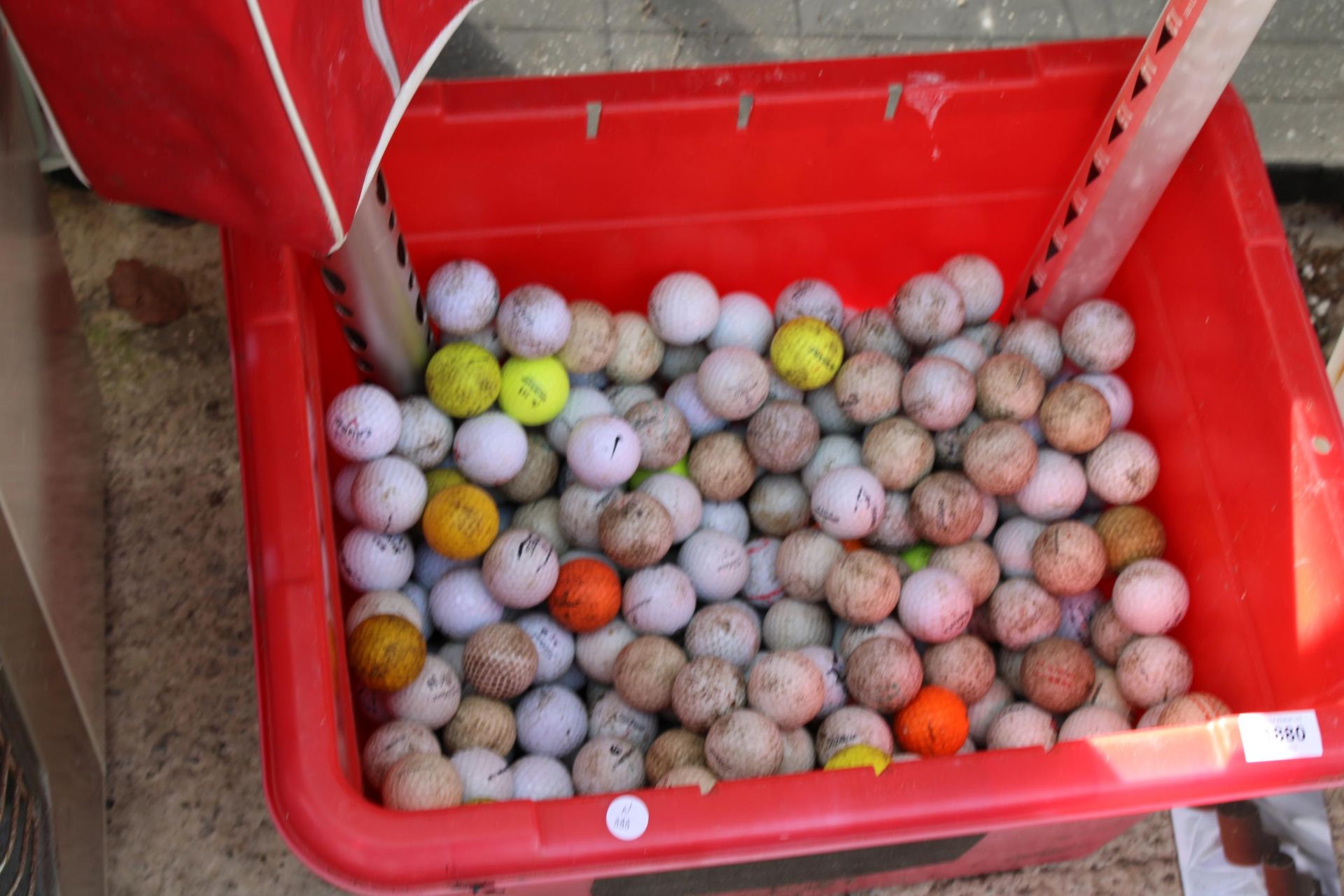 A VERY LARGE QUANTITY OF LAKE GOLF BALLS AND TWO BALL COLLECTORS - Bild 2 aus 2