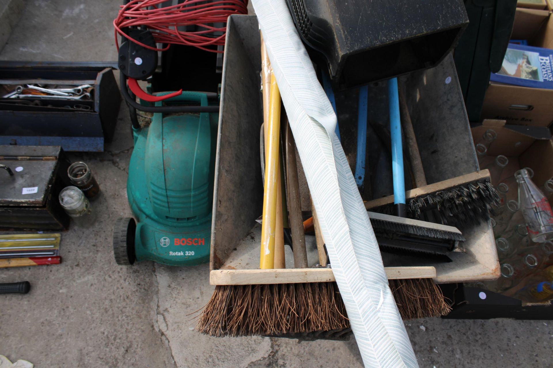 AN ASSORTMENT OF GARDEN TOOLS TO INCLUDE AN ELECTRIC BOSCH ROTAK 320 LAWN MOWER, A WHEEL BARROW - Image 3 of 4