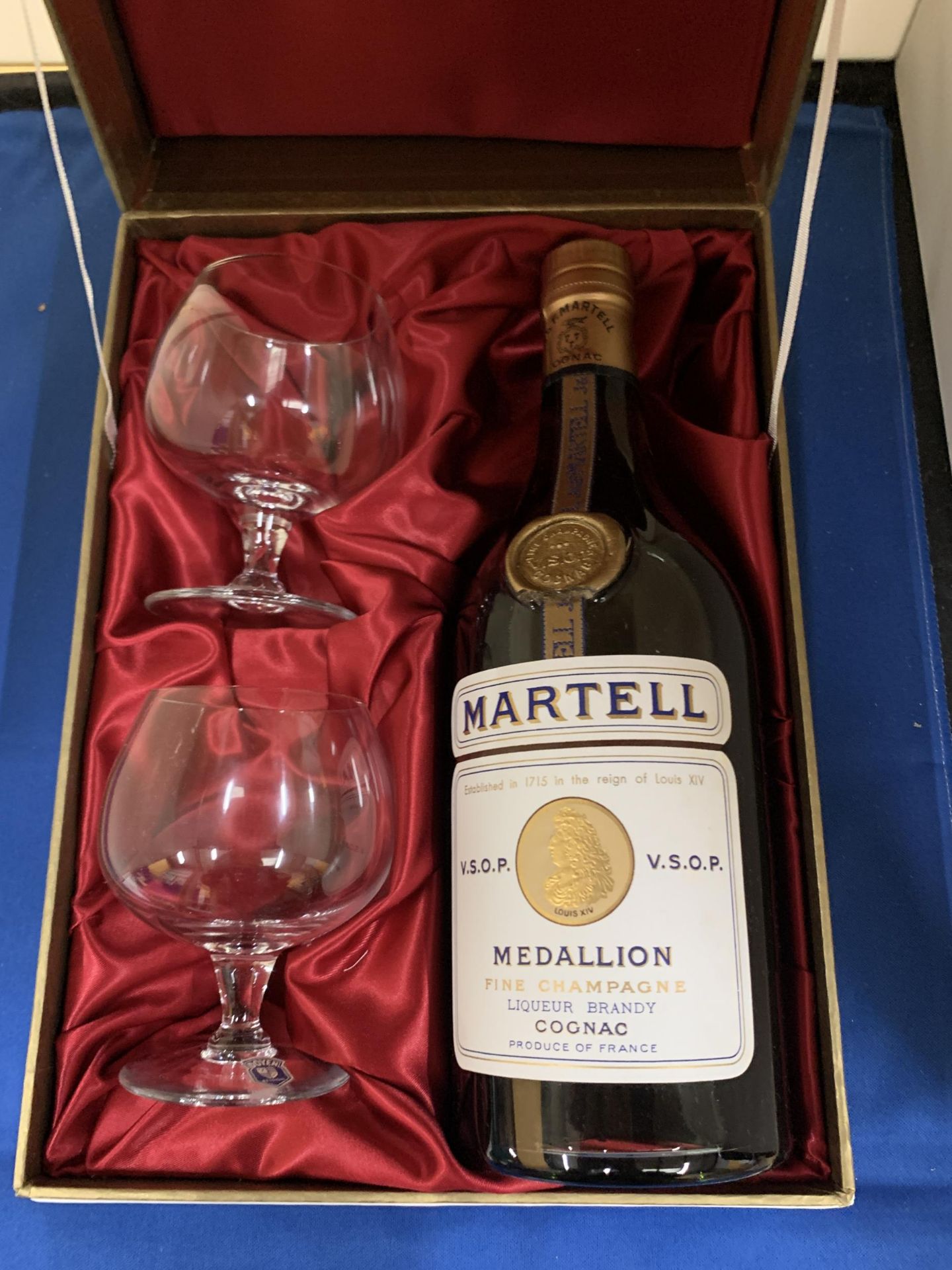 A BOXED BOTTLE OF MARTELL MEDALLION FINE CHAMPAGNE LIQUEUER BRANDY COGNAC WITH TWO GLASSES - Bild 2 aus 5