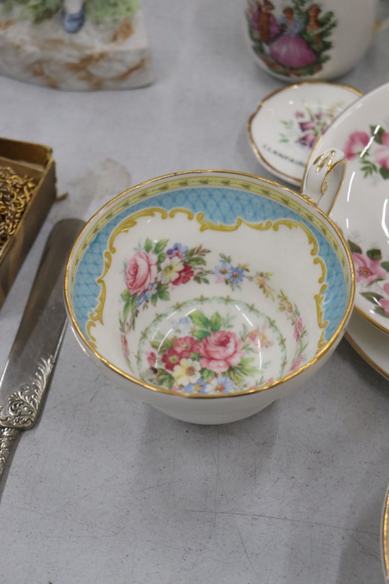 A ROYAL KENT, FLORAL, CHINA TEASET TO INCLUDE A CAKE PLATE, CREAM JUG, SUGAR BOWL, CUPS, SAUCERS AND - Image 4 of 11