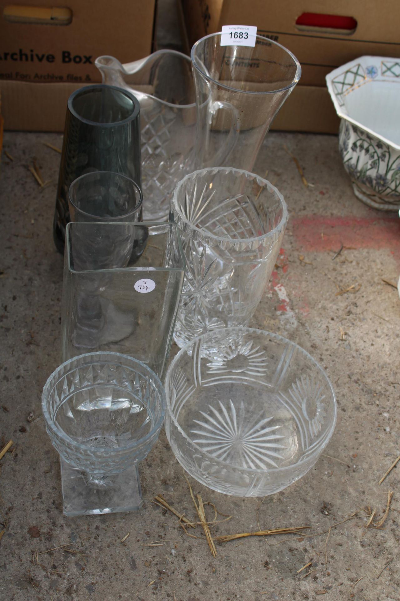 AN ASSORTMENT OF GLASS VASES, BOWLS AND JUGS ETC
