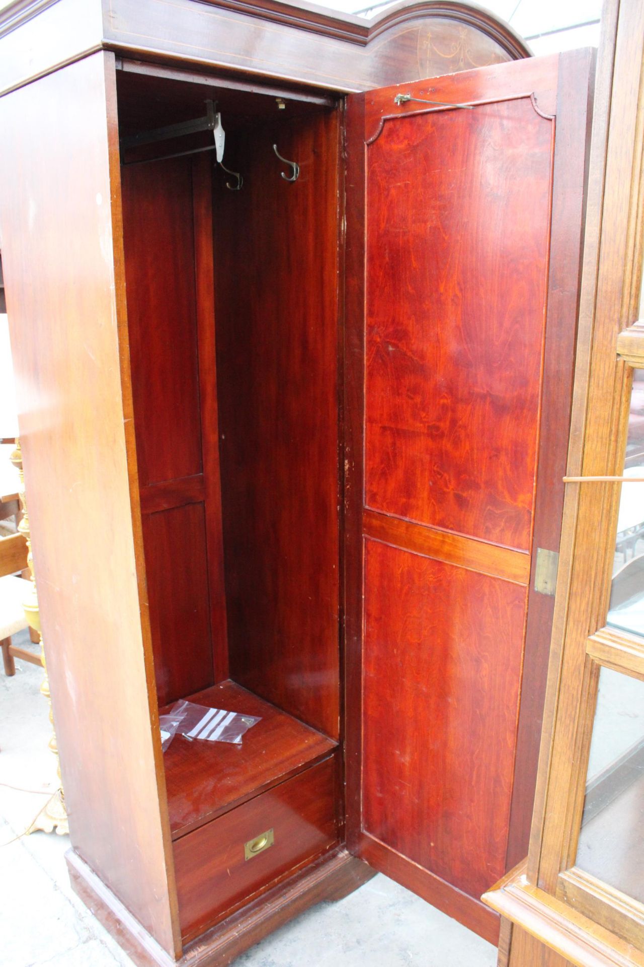 AN EDWARDIAN MAHOGANY AND INLAID DOUBLE MIRROR DOOR WARDROBE 74" WIDE - Image 8 of 9