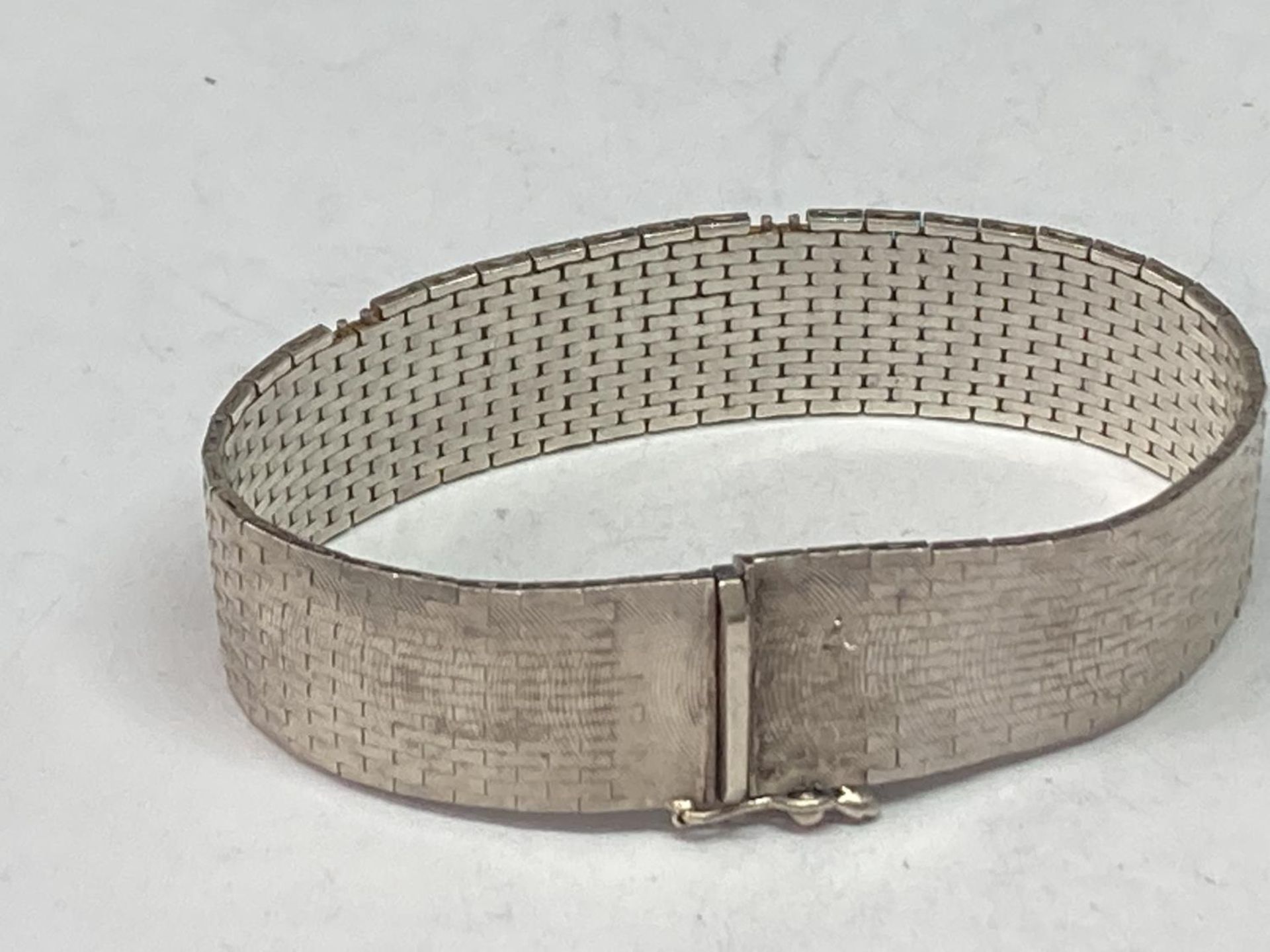 A SILVER BRACELET - Image 3 of 3