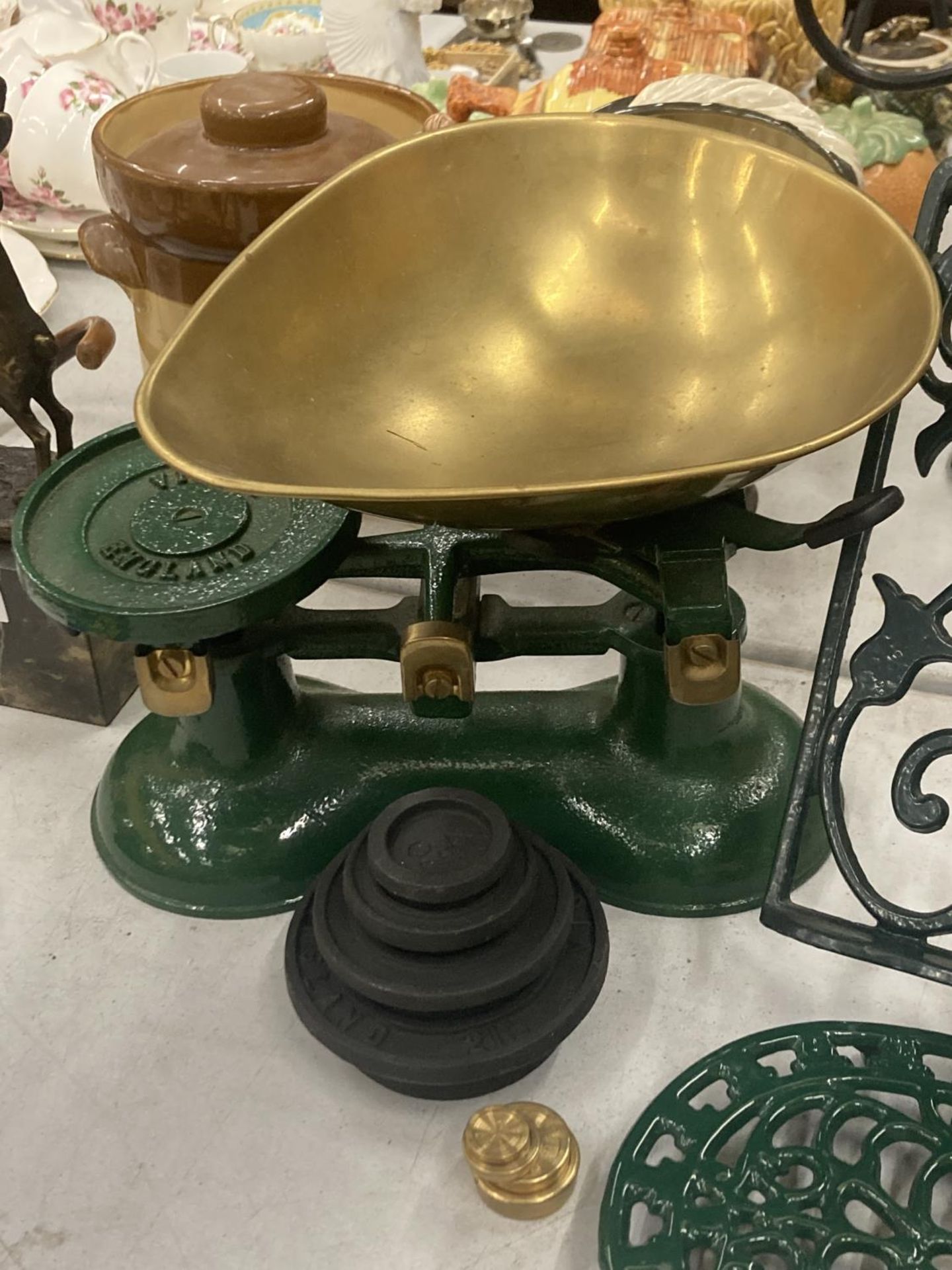 A SET OF VICTOR VINTAGE SCALES WITH WEIGHTS TOGETHER WITH A CAST MENU HOLDER AND PAN STAND - Bild 4 aus 5