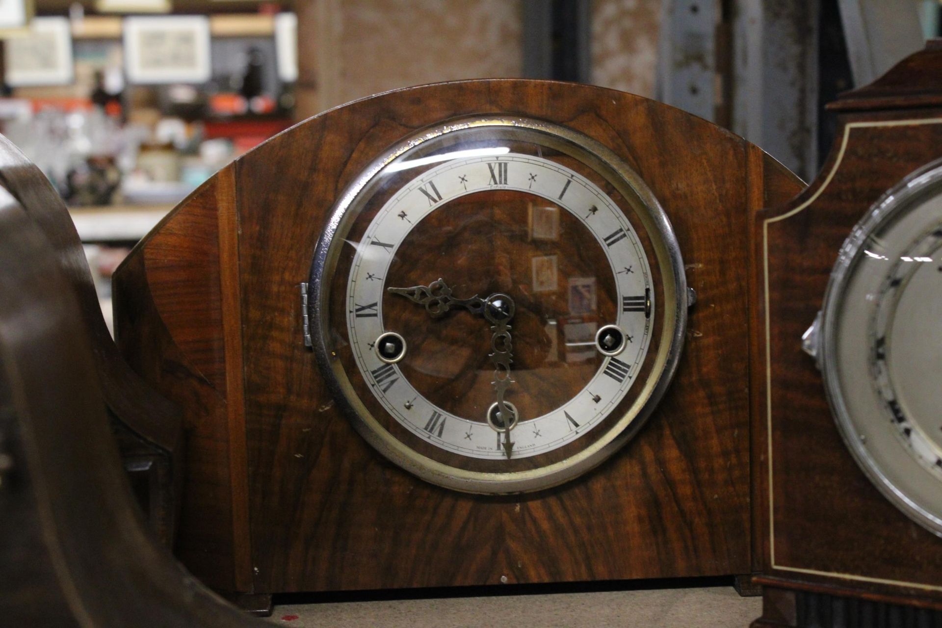 FOUR VINTAGE MANTEL CLOCKS IN WOODEN CASES - Image 5 of 6