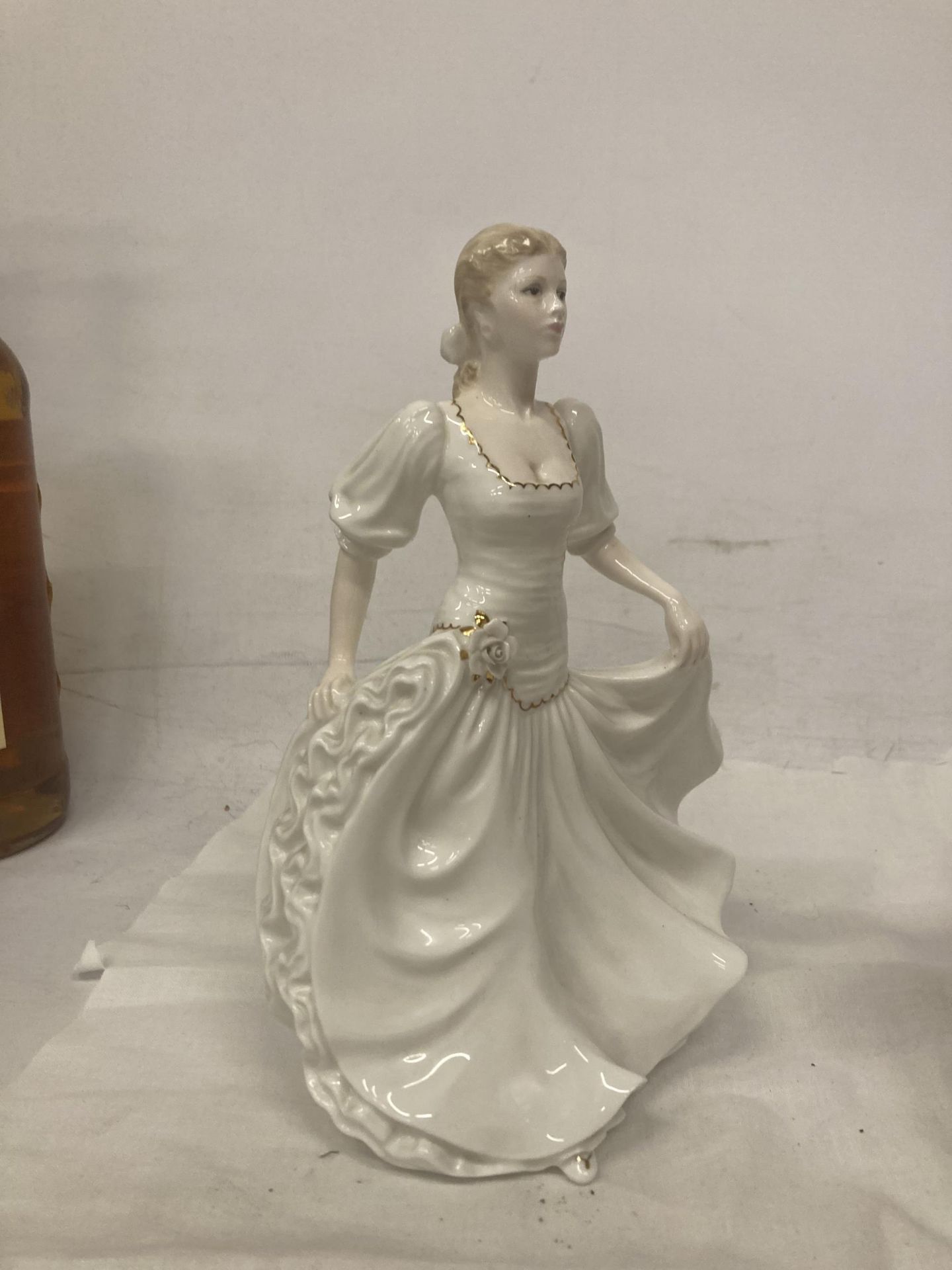 TWO COALPORT FIGURINES SUMMER BREEZE FROM THE AGE OF ELEGANCE SERIES AND AN UNAMED FIGURE - Bild 3 aus 6