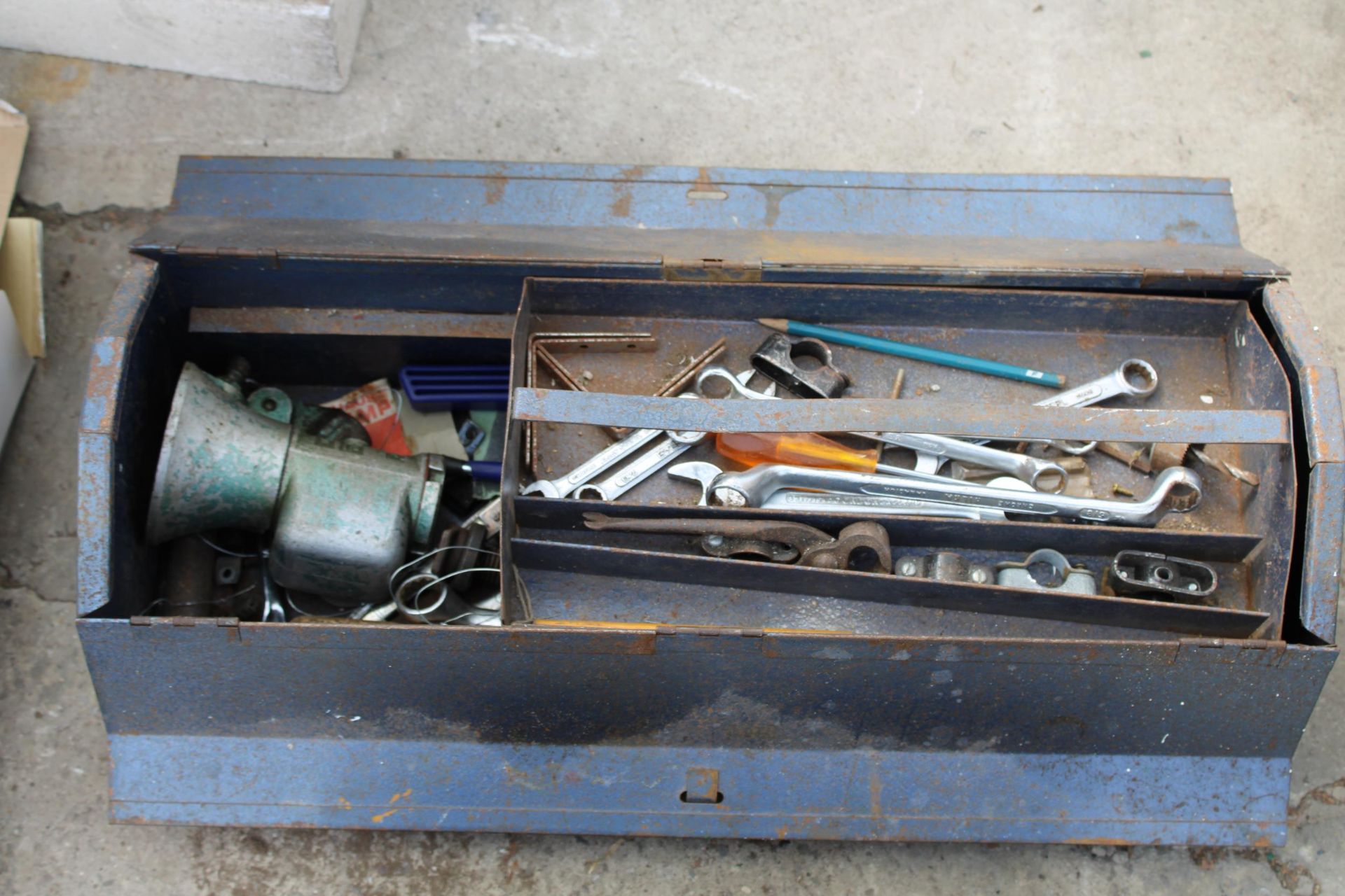 TWO METAL TOOL BOXES WITH AN ASSORTMENT OF TOOLS TO INCLUDE HAMMERS, SPANNERS AND DRILL BITS ETC - Bild 2 aus 3