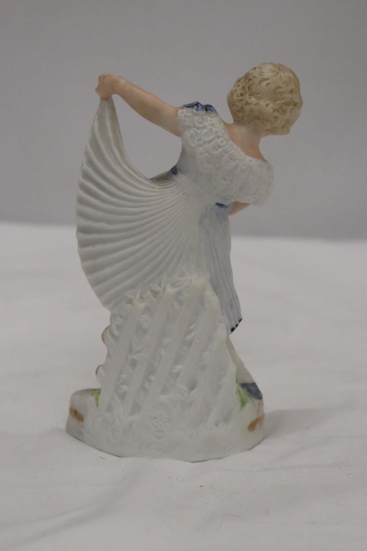 A BISQUE FIGURE OF A YOUNG LADY, MARKED TO THE BASE - Bild 3 aus 6