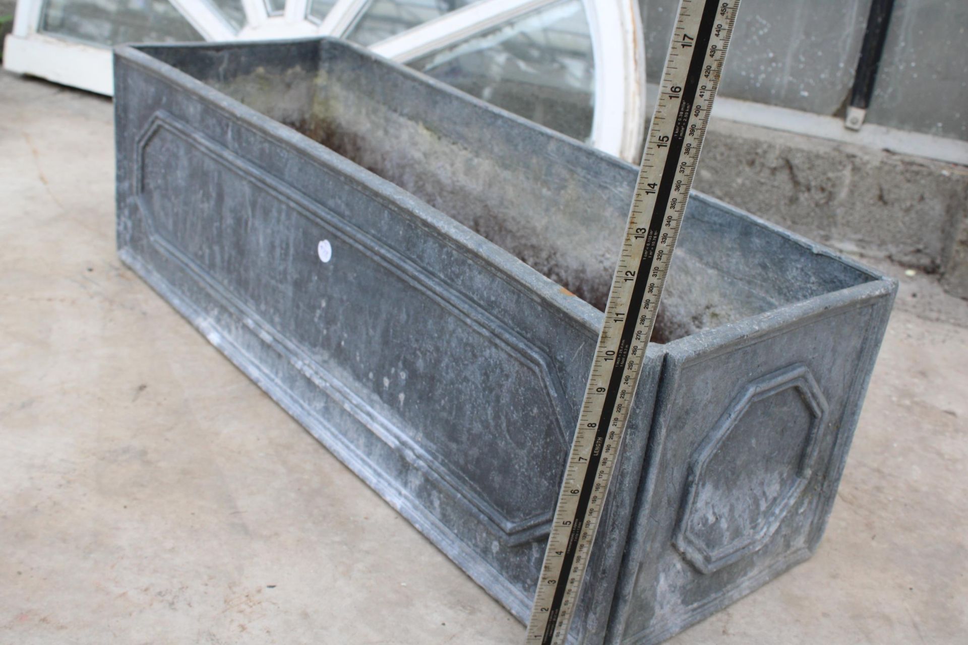 A VINTAGE SOLID HEAVY LEAD TROUGH PLANTER (L:78CM) - Image 5 of 7