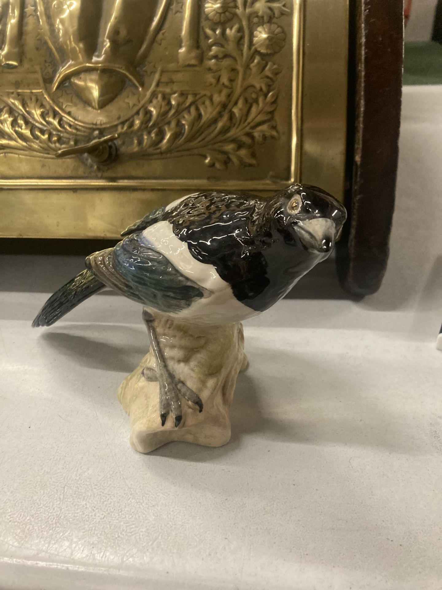 A BESWICK MAGPIE, HEIGHT 13CM