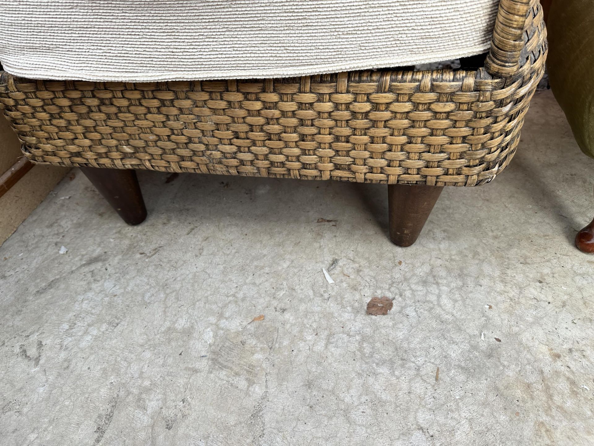 A RATTAN CONSERVATORY CHAIR WITH SWEPT BACK - Bild 4 aus 4