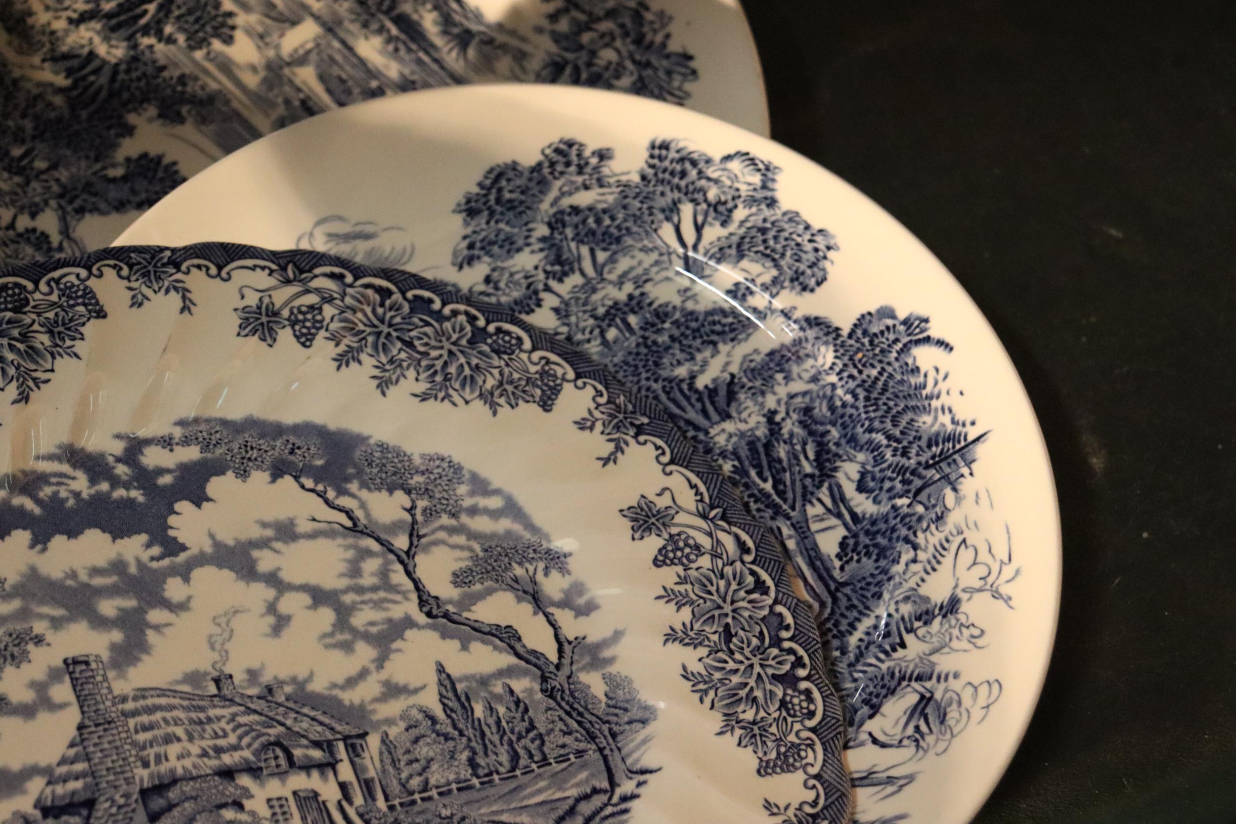 A COLELCTION OF BLUE AND WHITE PLATES TO INCLUDE WEDGWOOD, WILLOW PATTERN, ETC - Image 4 of 12