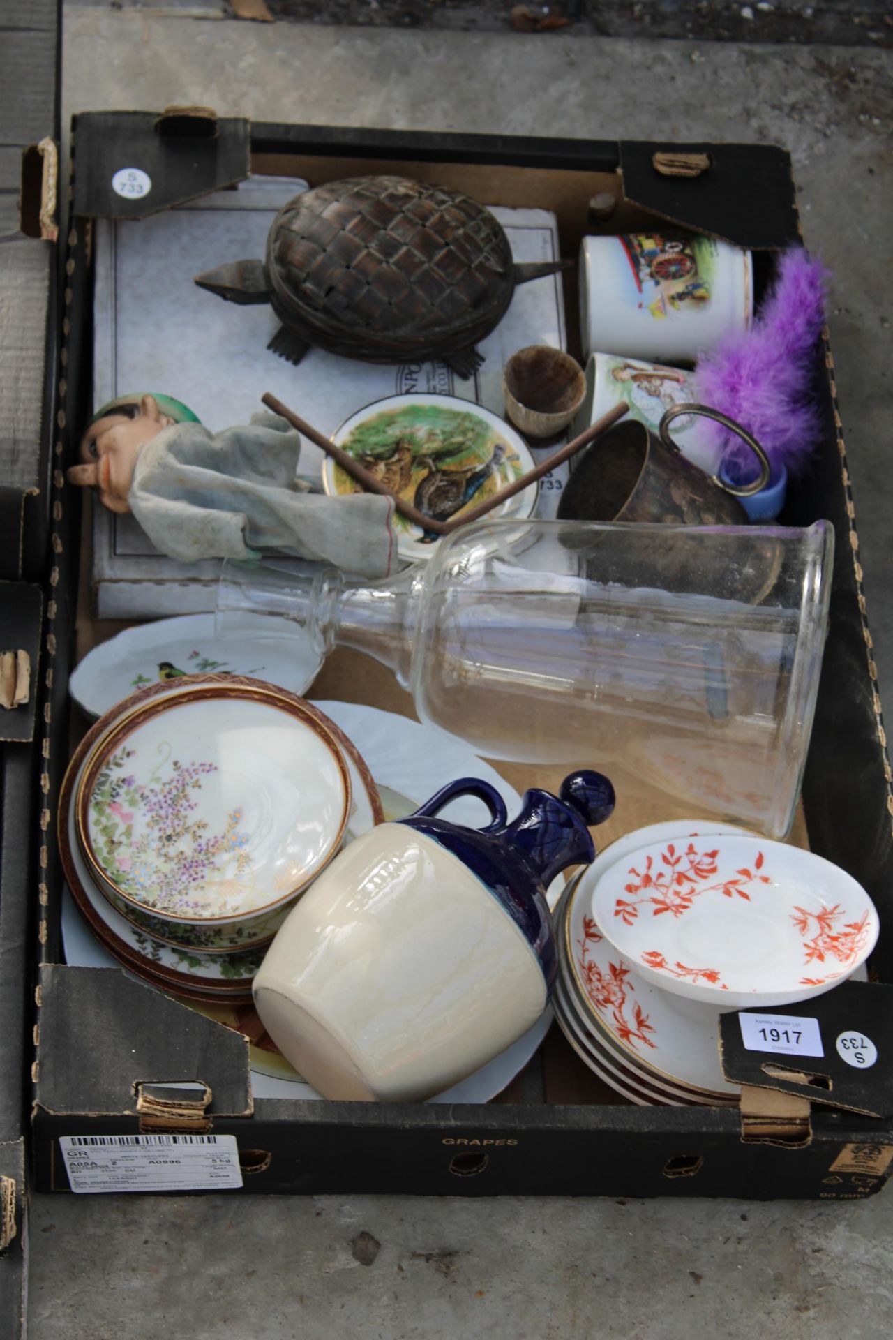 AN ASSORTMENT OF HOUSEHOLD ITEMS TO INCLUDE MUGS, PLATES AND FURTHER CERAMICS ETC - Image 4 of 4