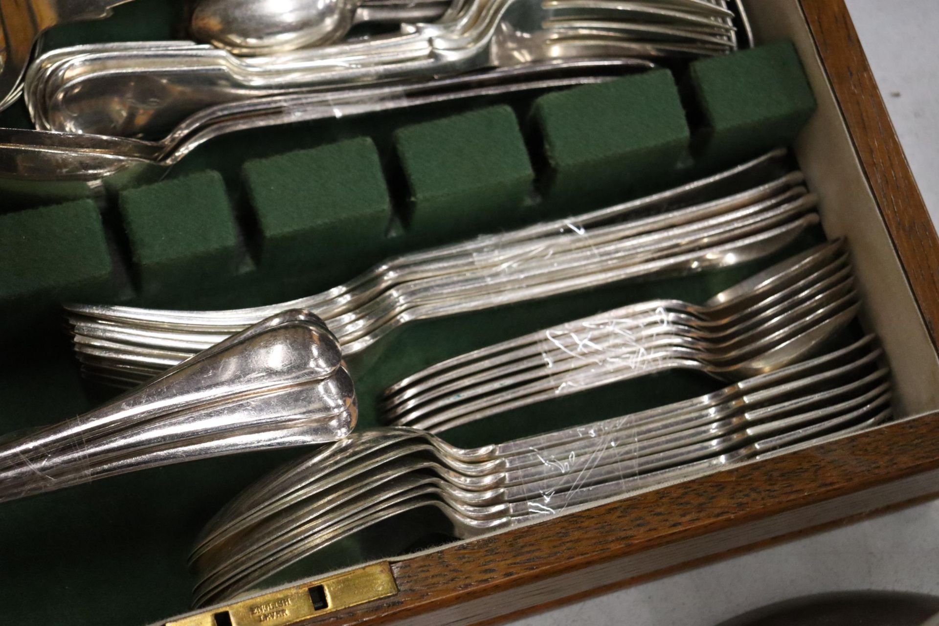 A VINTAGE CANTEEN OF CUTLERY IN AN OAK CASE - Image 4 of 6