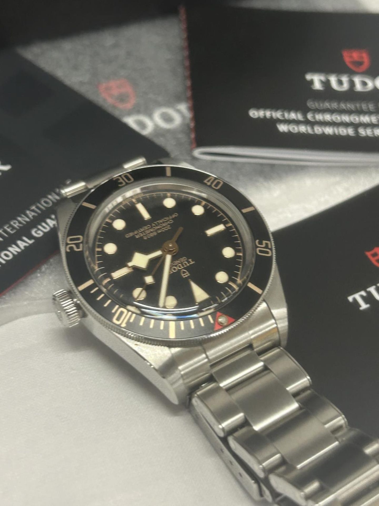 A TUDOR BLACK BAY 58 CHRONOGRAPH AUTOMATIC WATCH WITH 39MM BLACK DIAL, COMPLETE WITH ORIGINAL BOX - Image 6 of 7