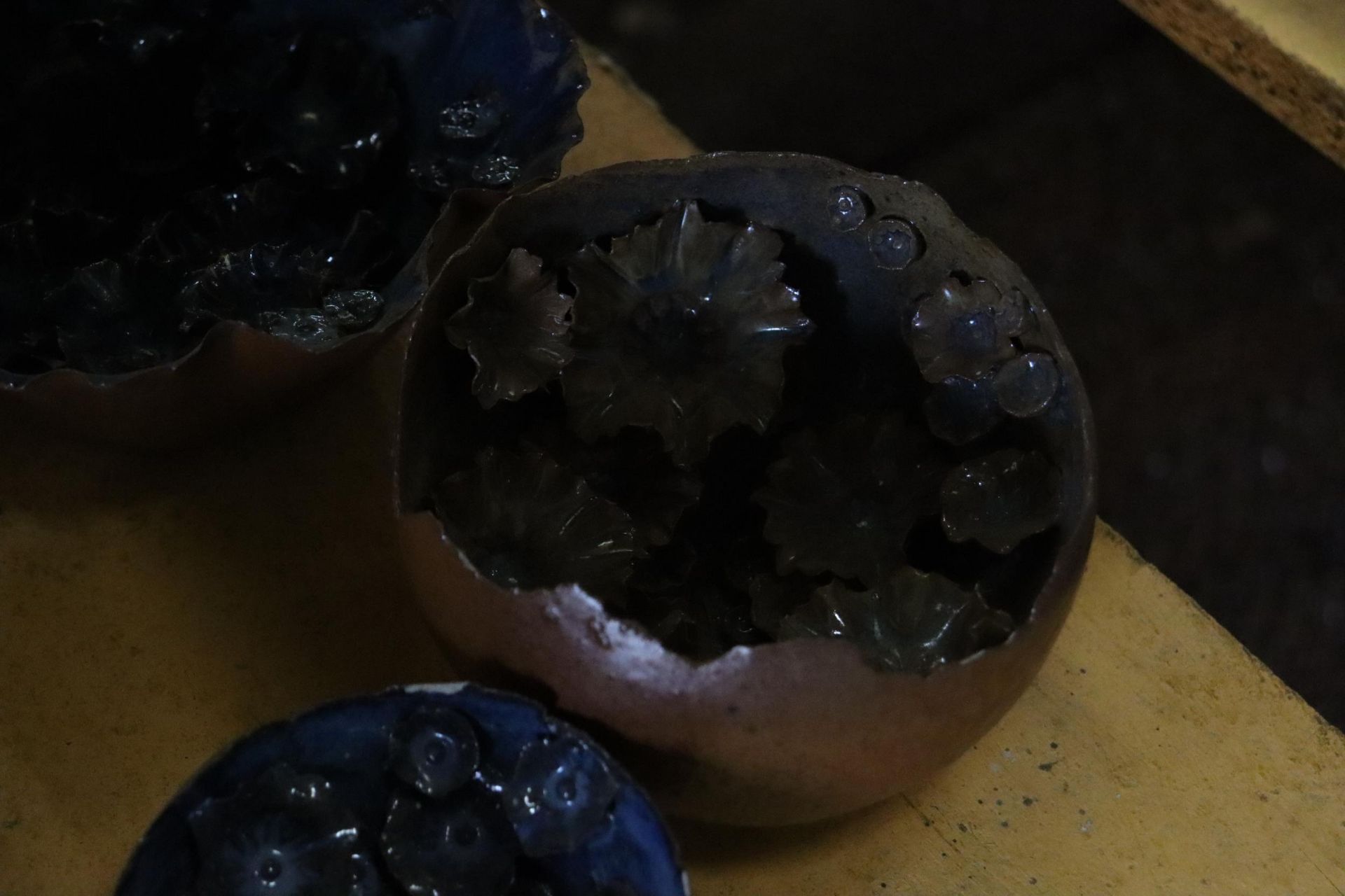 A COLLECTION OF STUDIO POTTERY SHELLS WITH FOLIAGE/FLOWER DESIGN MARKED CP TO BASE (5 IN TOTAL) - Image 5 of 9