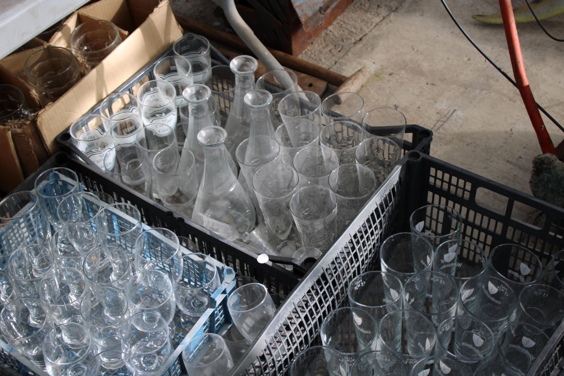 A LARGE ASSORTMENT OF BRANDED AND UNBRANDED PUB GLASSES - Bild 3 aus 4