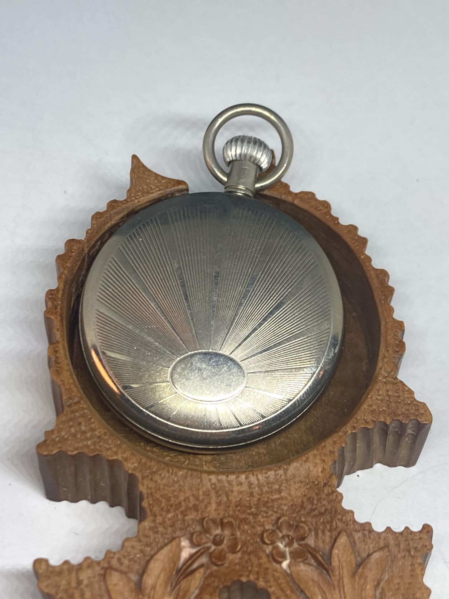 A RAILWAY TIMEKEEPER DUKE POCKET WATCH IN A CARVED WOODEN CASE - Image 3 of 4