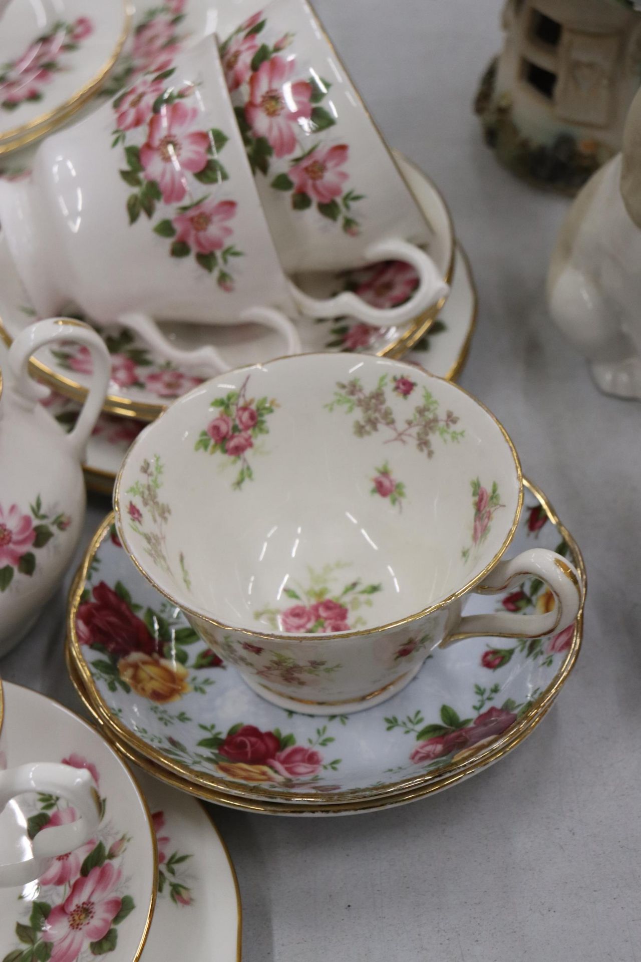 A ROYAL KENT, FLORAL, CHINA TEASET TO INCLUDE A CAKE PLATE, CREAM JUG, SUGAR BOWL, CUPS, SAUCERS AND - Image 5 of 11