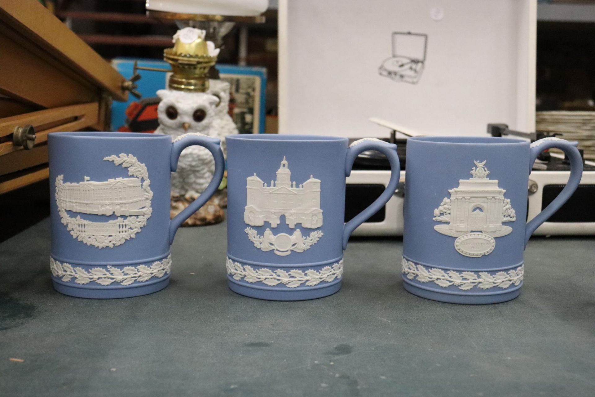 SIX POWDER BLUE WEDGWOOD JASPERWARE MUGS WITH IMAGES OF LONDON LANDMARKS - Bild 3 aus 12