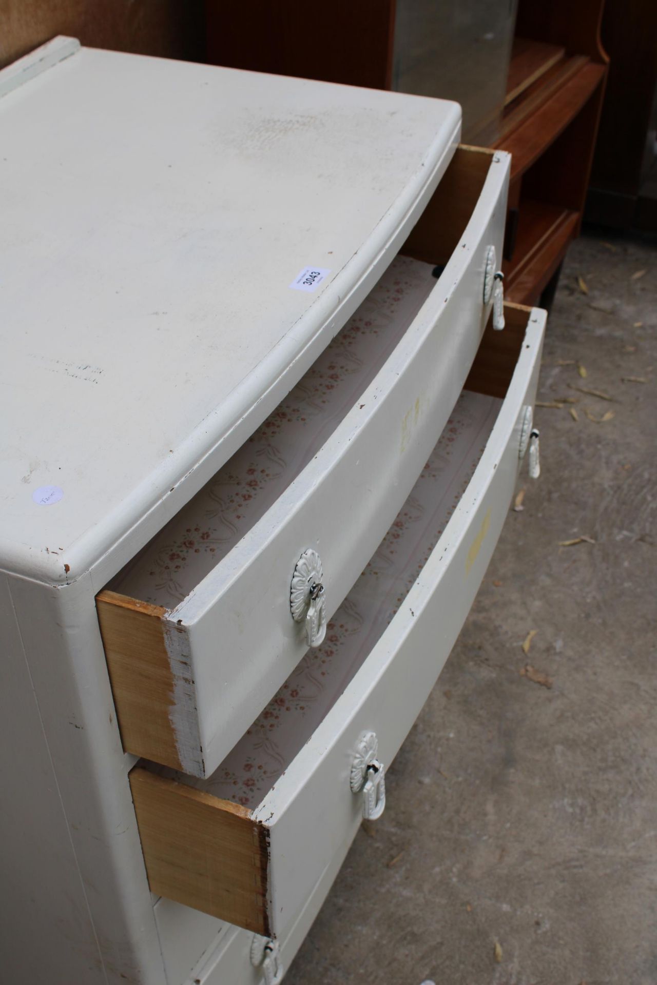 A MID 20TH CENTURY PAINTED CHEST OF FOUR DRAWERS 30" WIDE - Image 3 of 4