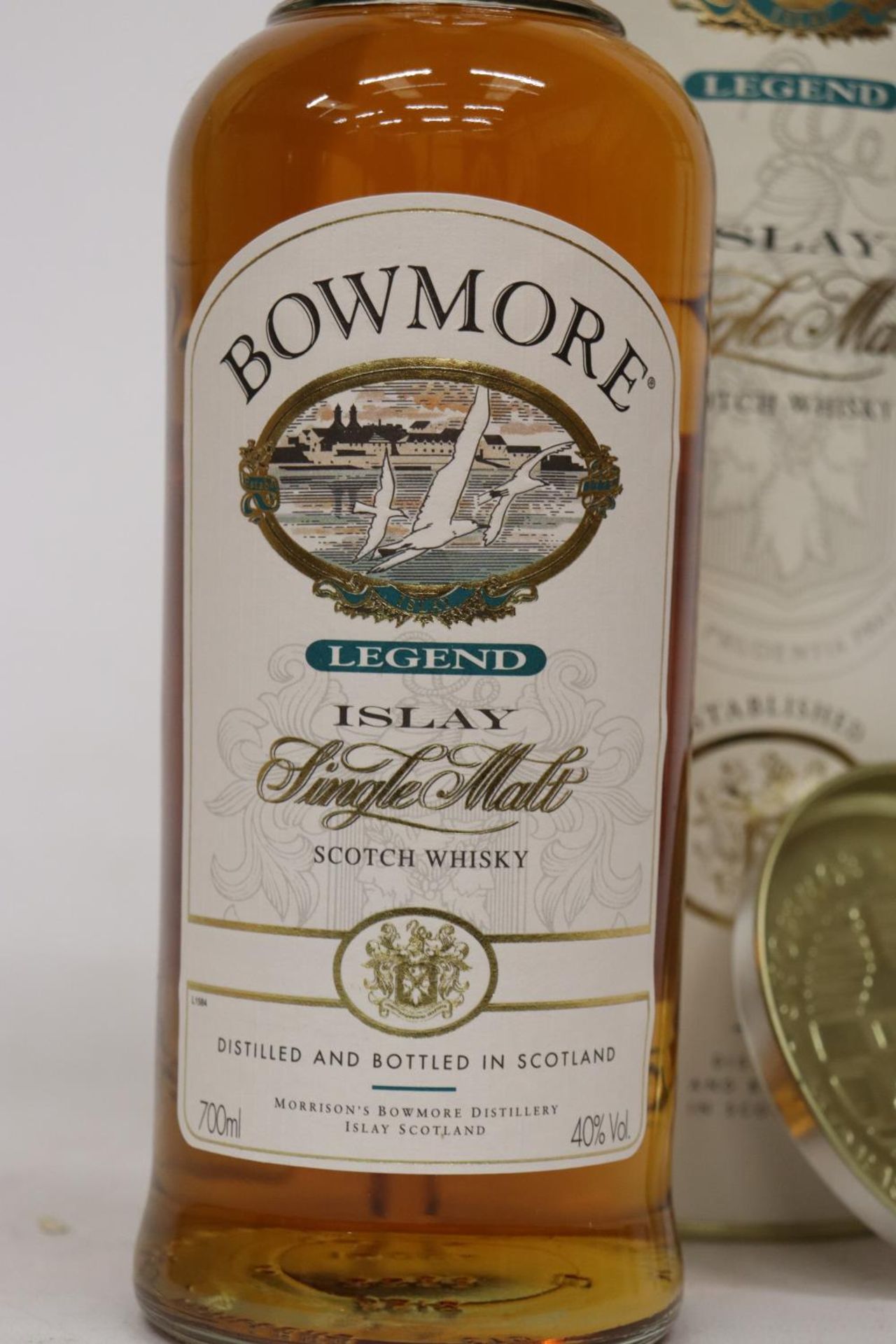A BOTTLE OF BOWMORE LEGEND ISLAY SINGLE MALT WHISKY, BOXED - Image 5 of 5