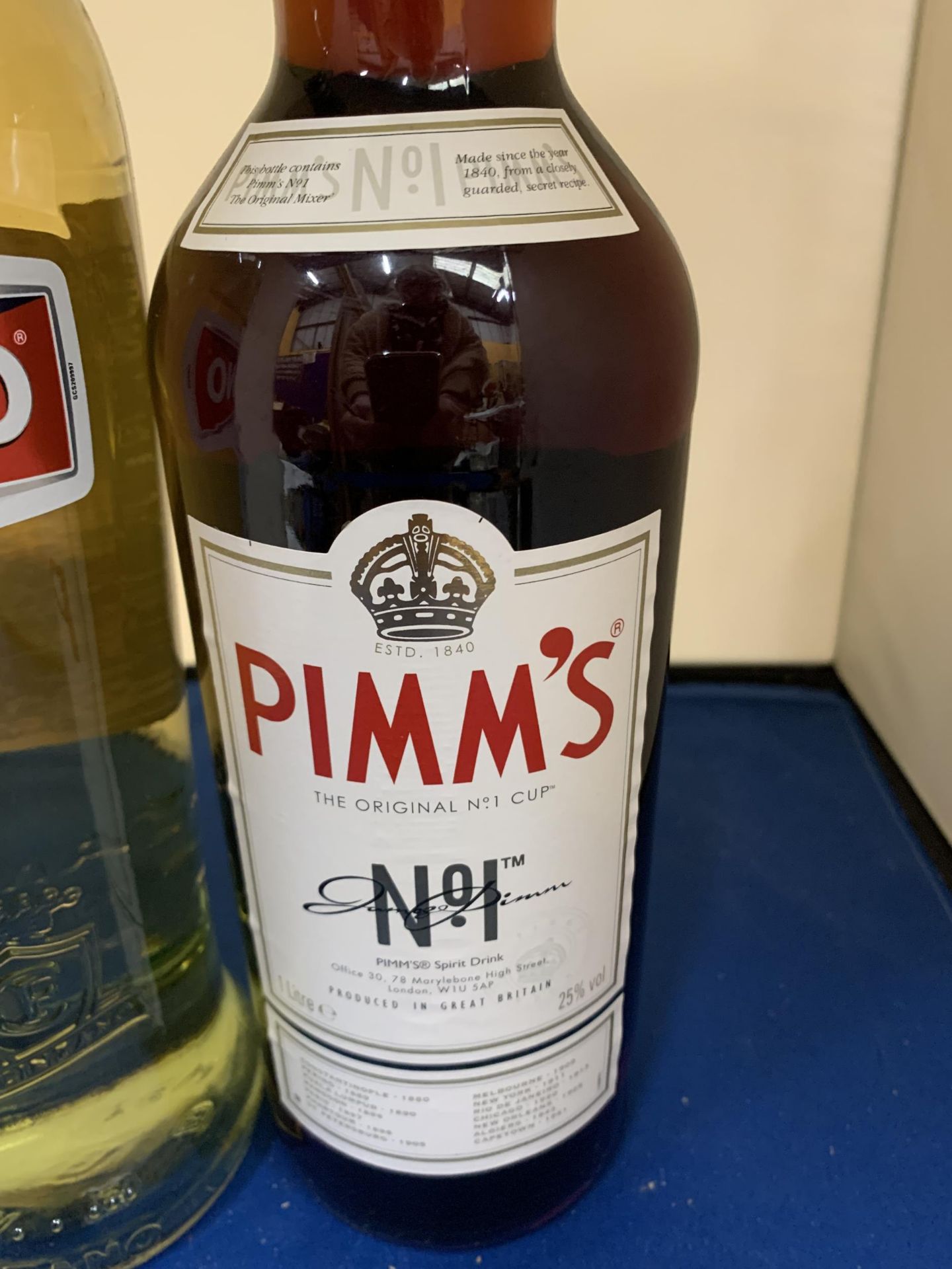 TWO BOTTLES TO INCLUDE A LITRE BOTTLE OF CINZANO AND A PIMMS NO.1 - Bild 3 aus 4