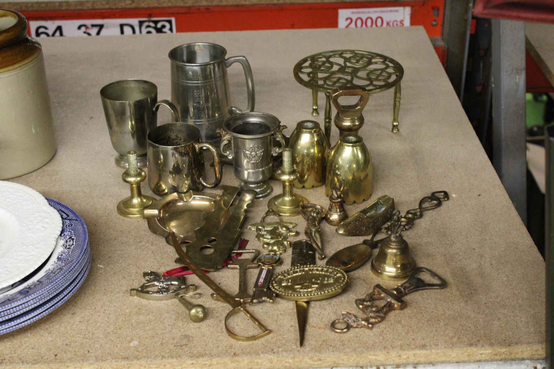 A QUANTITY OF BRASS ITEMS TO INCLUDE AN INKWELL, TRIVET, TANKARDS, BOTTLE OPENERS, TRINKETS, ETC - Image 2 of 5