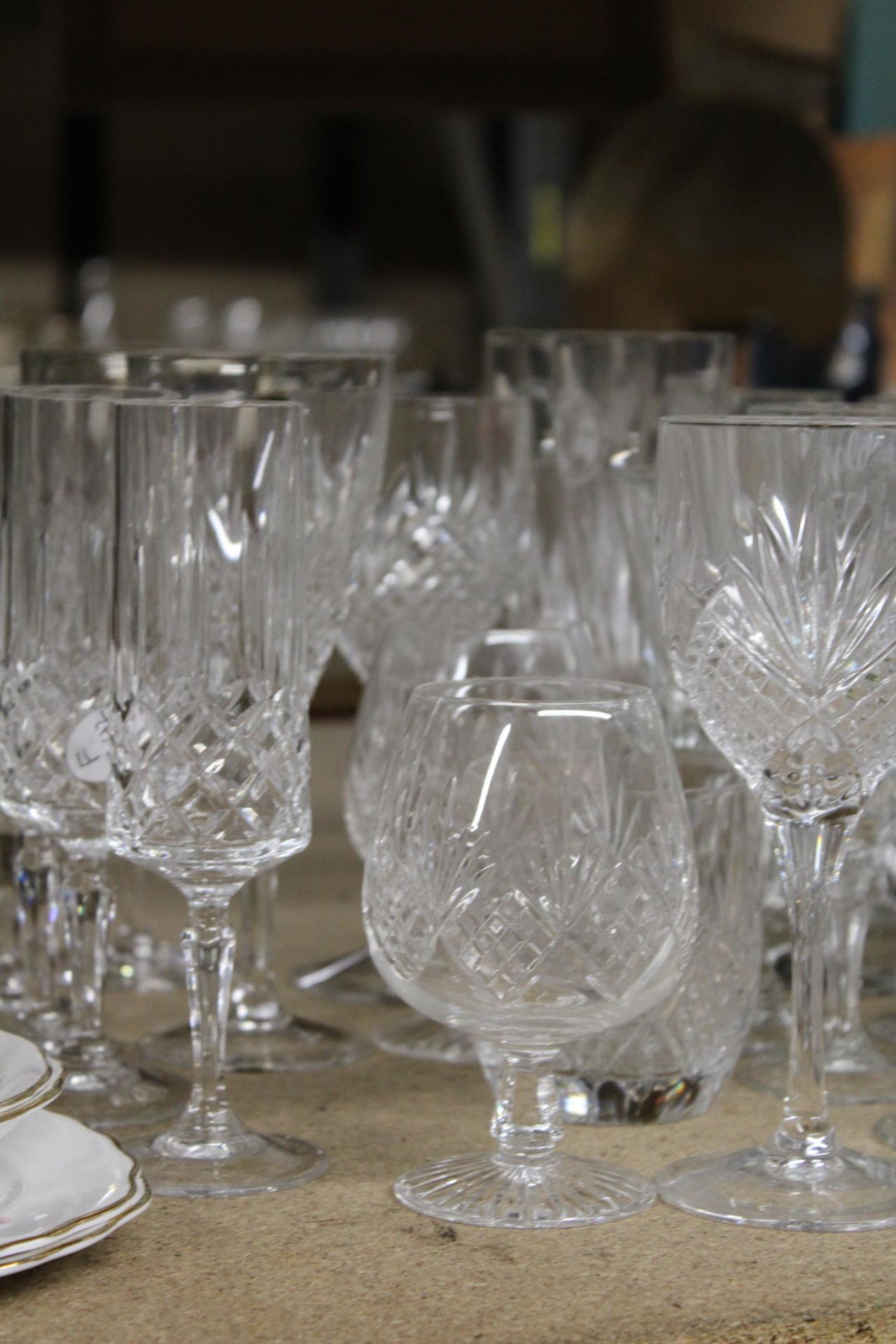 A QUANTITY OF CUT GLASS, GLASSES TO INCLUDE CHAMPAGNE FLUTES, WINE, BRANDY, SHERRY, ETC - Image 3 of 5