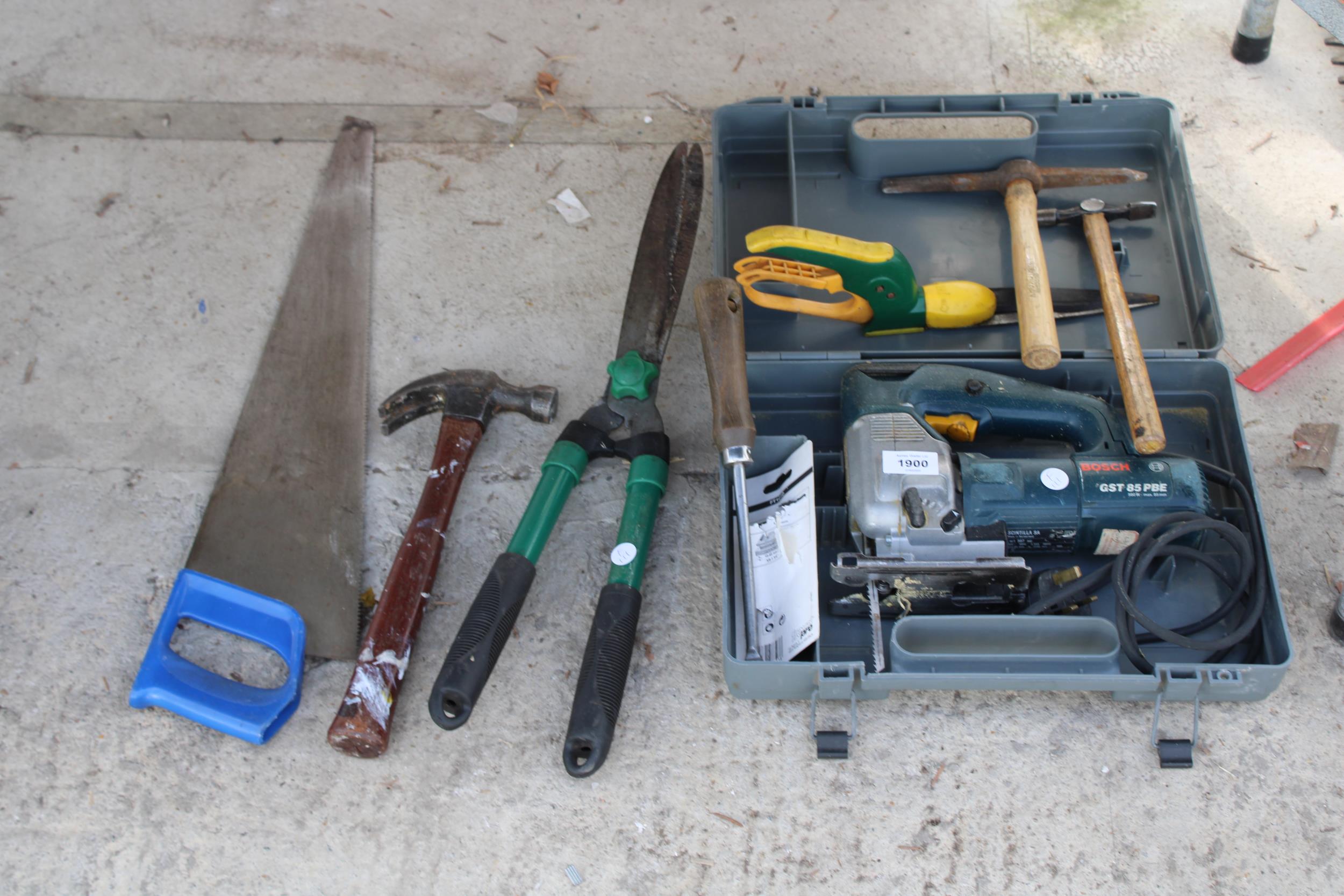 AN ASSORTMENT OF TOOLS TO INCLUDE A BOSCH ELECTRIC JIGSAW, GARDEN SHEARS AND A HAMMER ETC