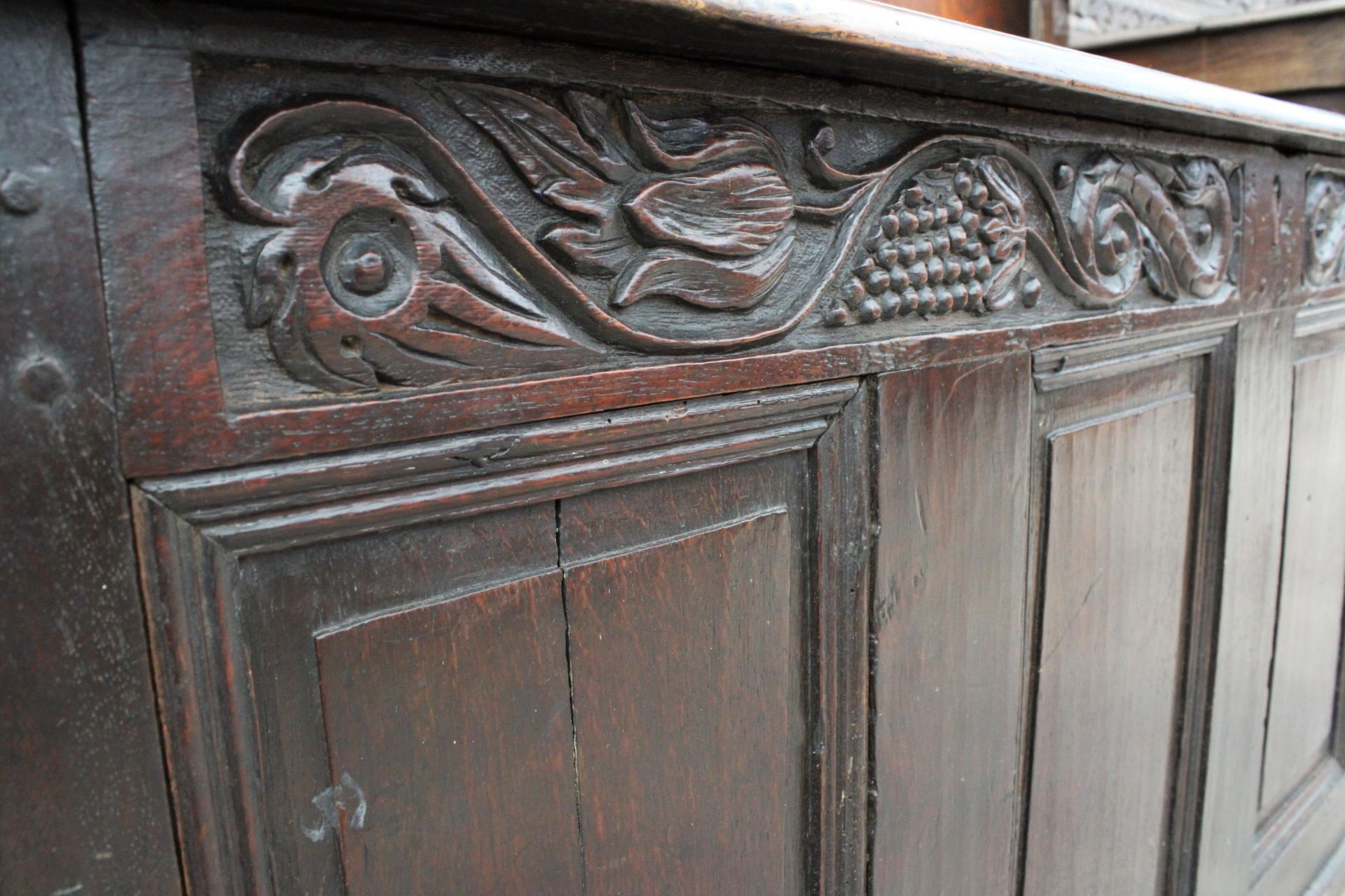 A GEORGIAN OAK BLANKET CHEST WITH FOUR PANEL FRONT ND FOLIAGE FRIEZE CARVING, 61" WIDE - Image 5 of 5
