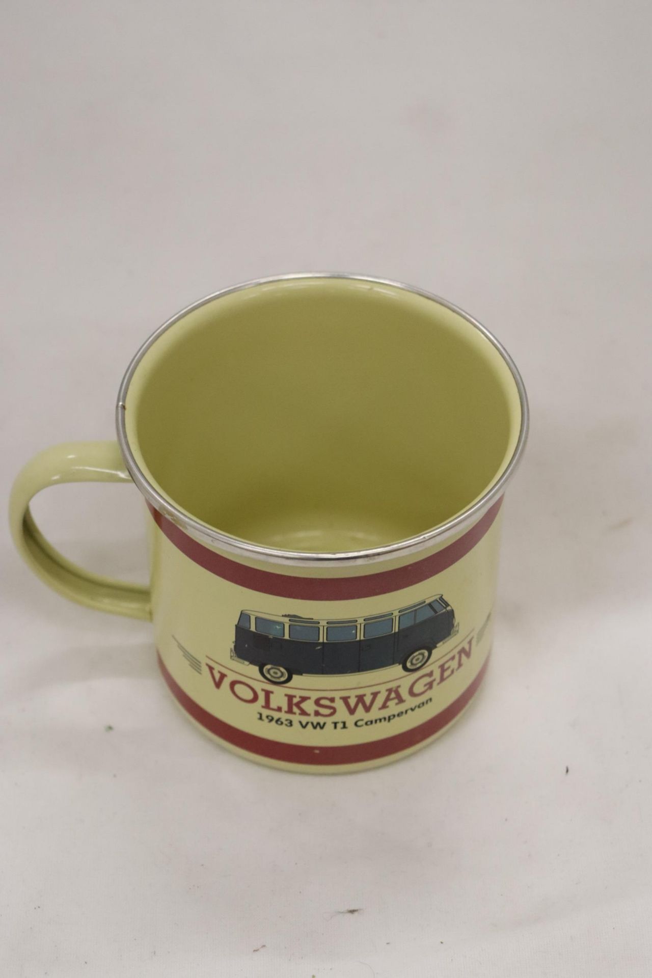 A 1963 VOLKSWAGEN ENAMEL METAL MUG - Image 4 of 5