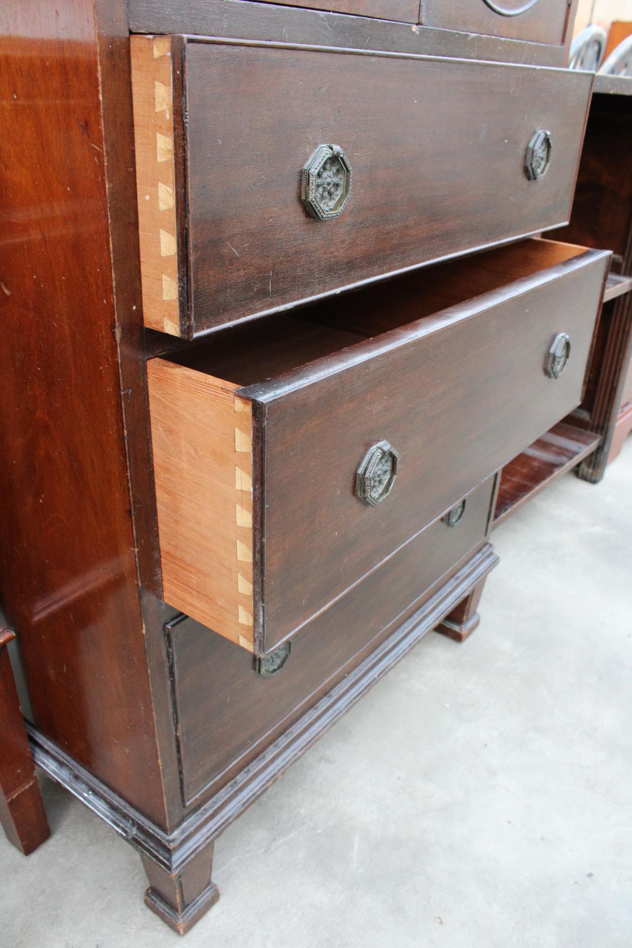 AN EDWARIDAN MAHOGANY CHEST OF THREE GRADUATED DRAWERS WITH A TWO DOOR CUPBOARD TO TOP SECTION 25" - Image 3 of 3