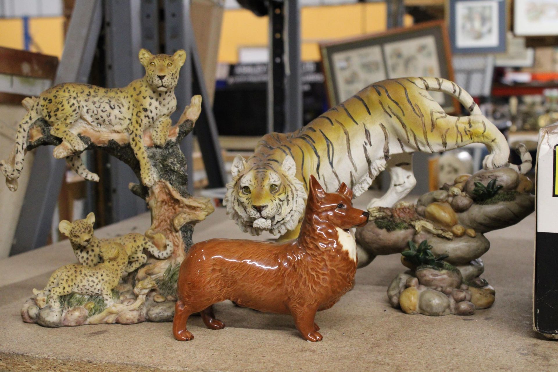 A MIXED LOT OF CERAMICS TO INCLUDE BESWICK CORGI FIGURINE (A/F) PLUS TWO TIGER AND LEOPARD