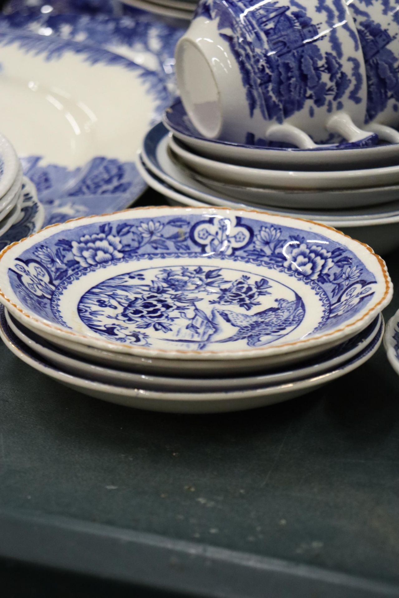 A LARGE QUANTITY OF OF WOODS AND BURLEIGH WARE BLUE AND WHITE CERAMICS TO INCLUDE WILLOW PATTERN, - Bild 12 aus 15