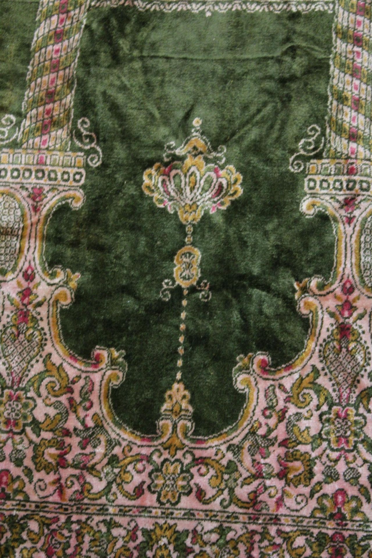 A VINTAGE OLIVE GREEN PATTERNED WALL HANGING, APPROX 60CM X 96CM - Image 3 of 4