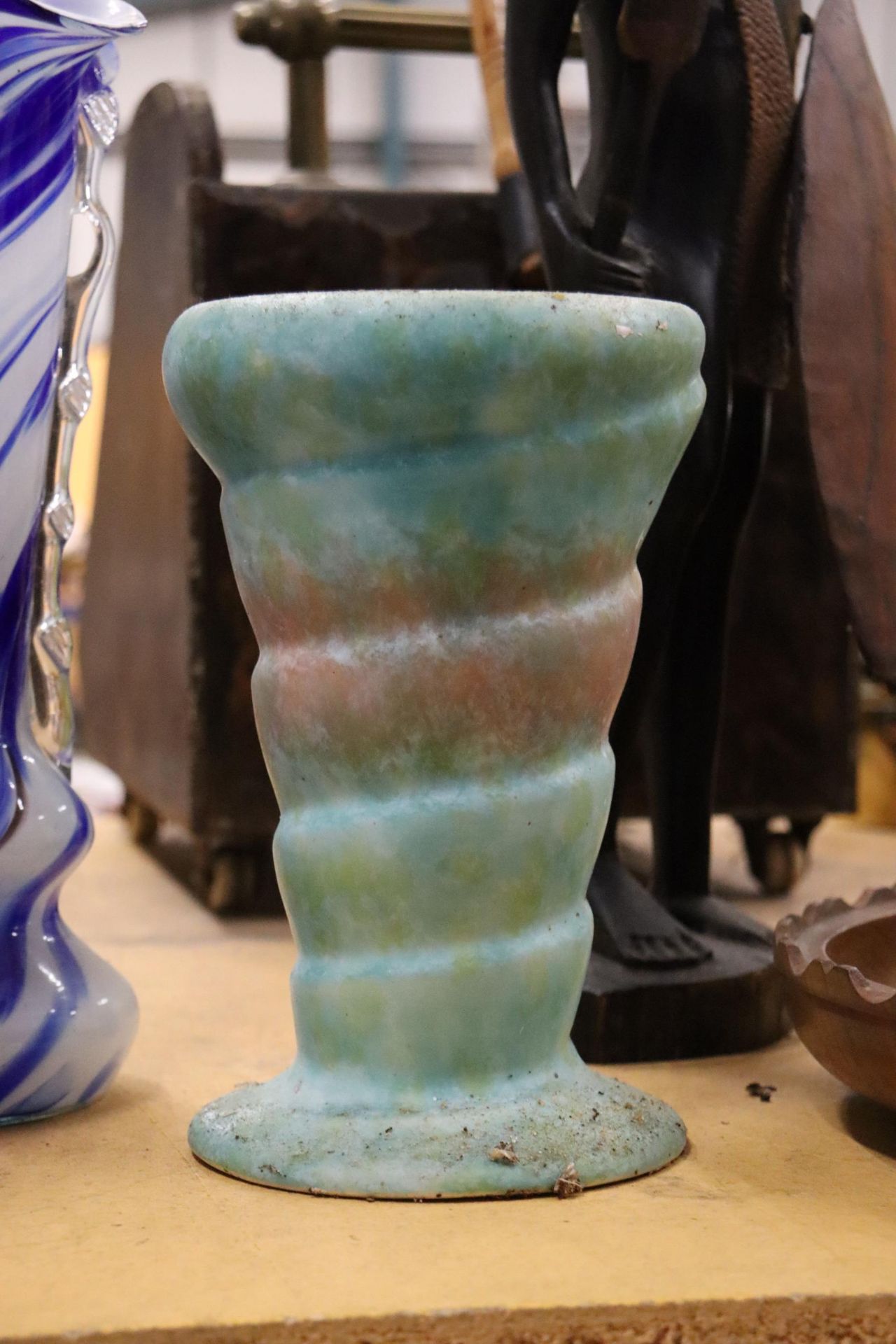 A LARGE MIXED LOT OF PAINTED ON GLASS VASES PLUS ONE DELCROFT WARE CERAMIC VASE - Image 11 of 11