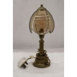 A VINTAGE FOUR PANEL SHADED BRASS LAMP (WORKING AT TIME OF CATALOGING) NO WARRANTIES GIVEN